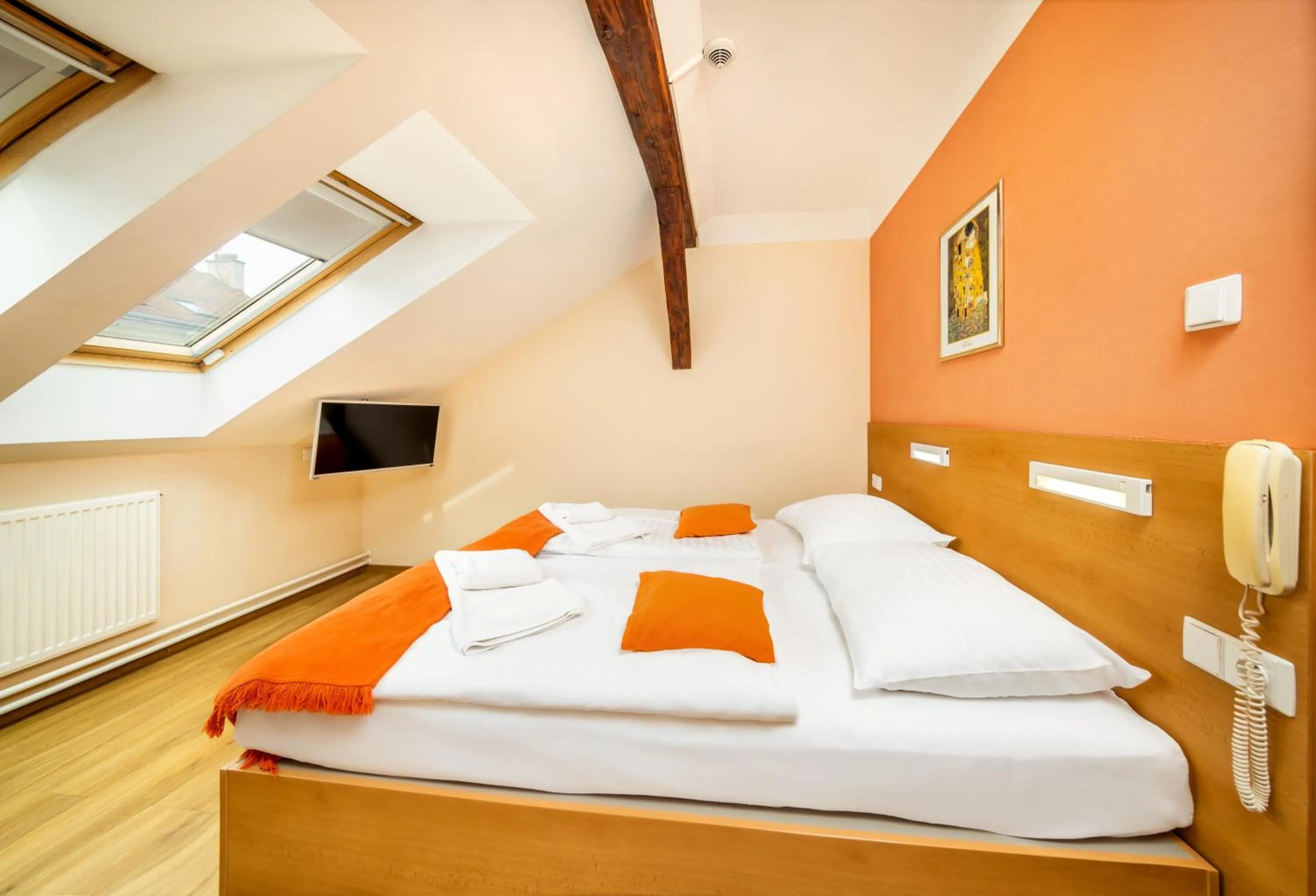 Bedroom, Bed in Hotel Golden City Garni