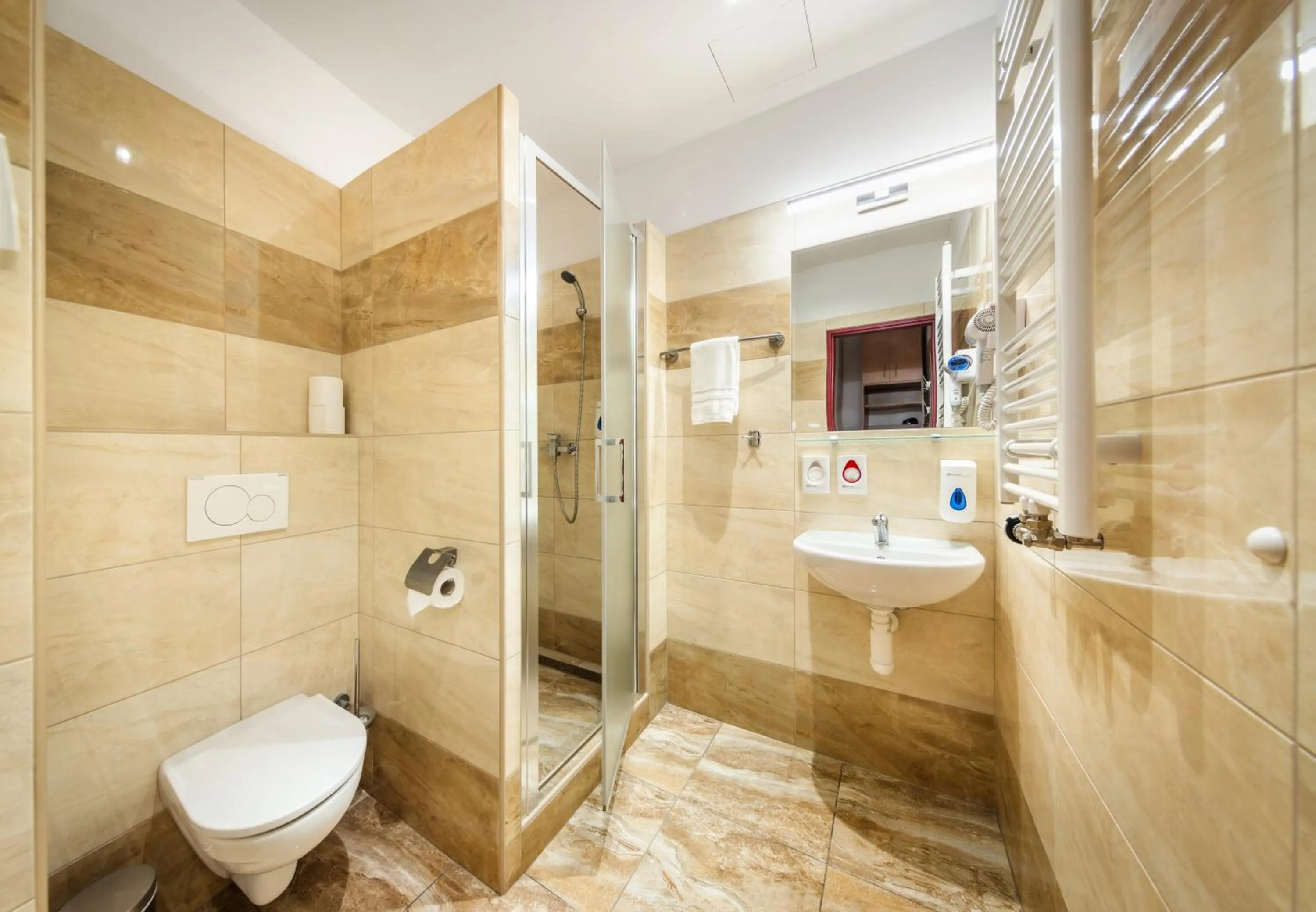 Bathroom in Hotel Golden City Garni