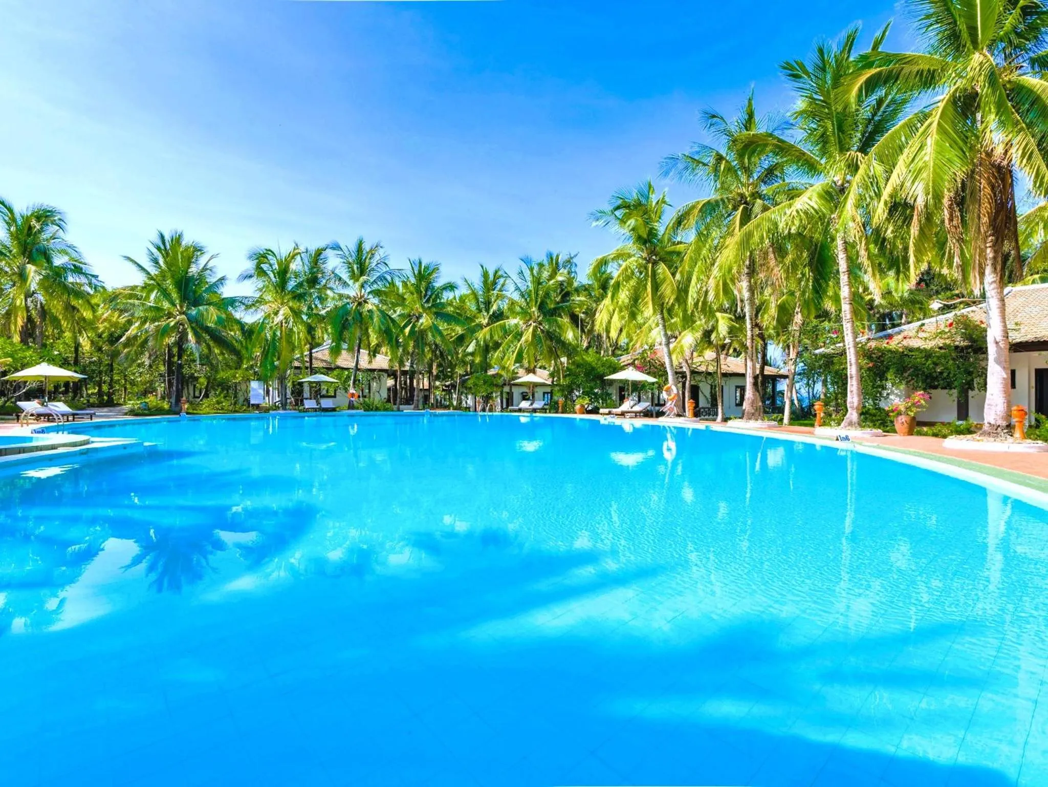 Swimming pool in Lang Co Beach Resort
