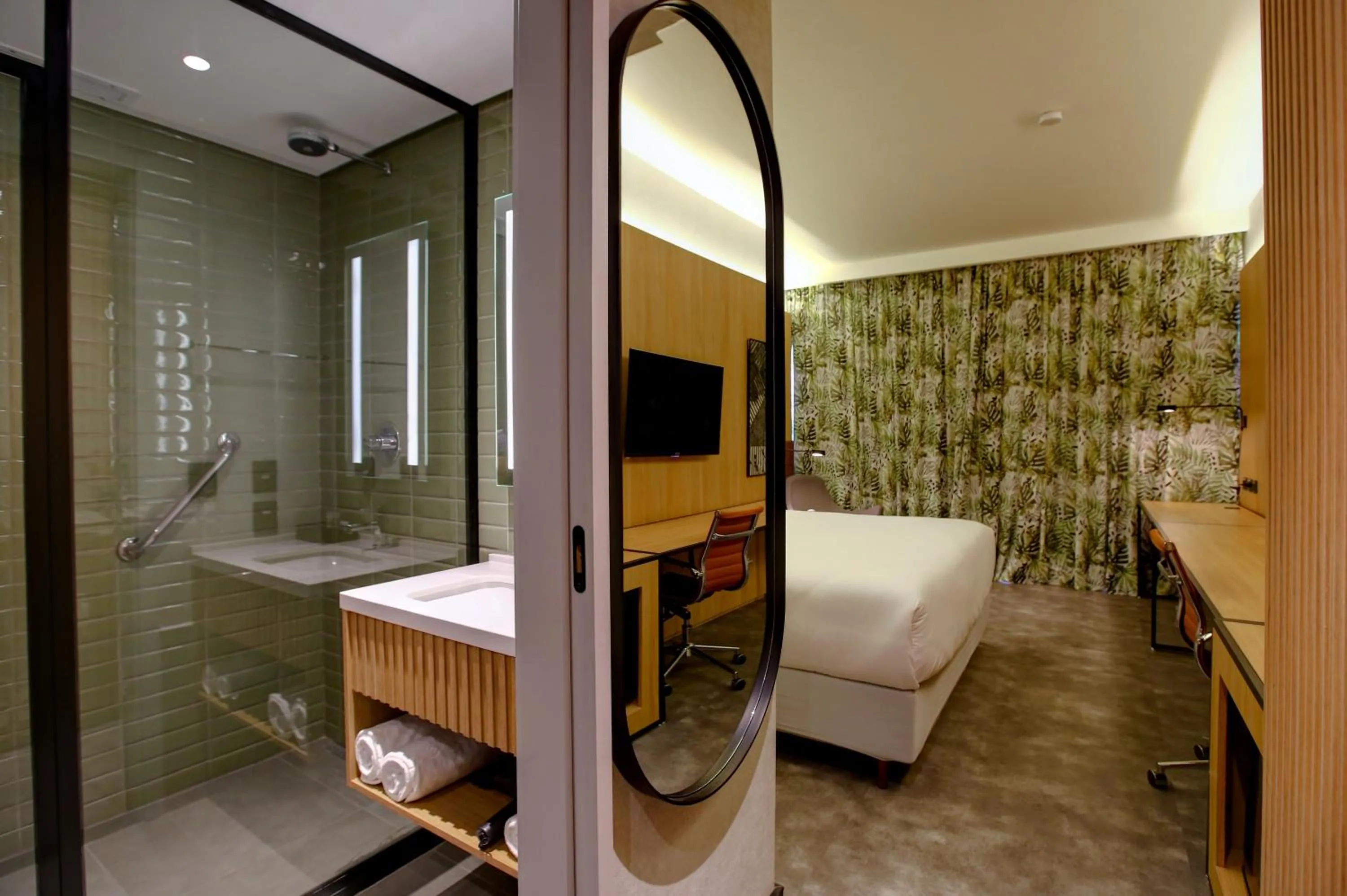 Bedroom, Bed in Hilton Garden Inn Rebouças