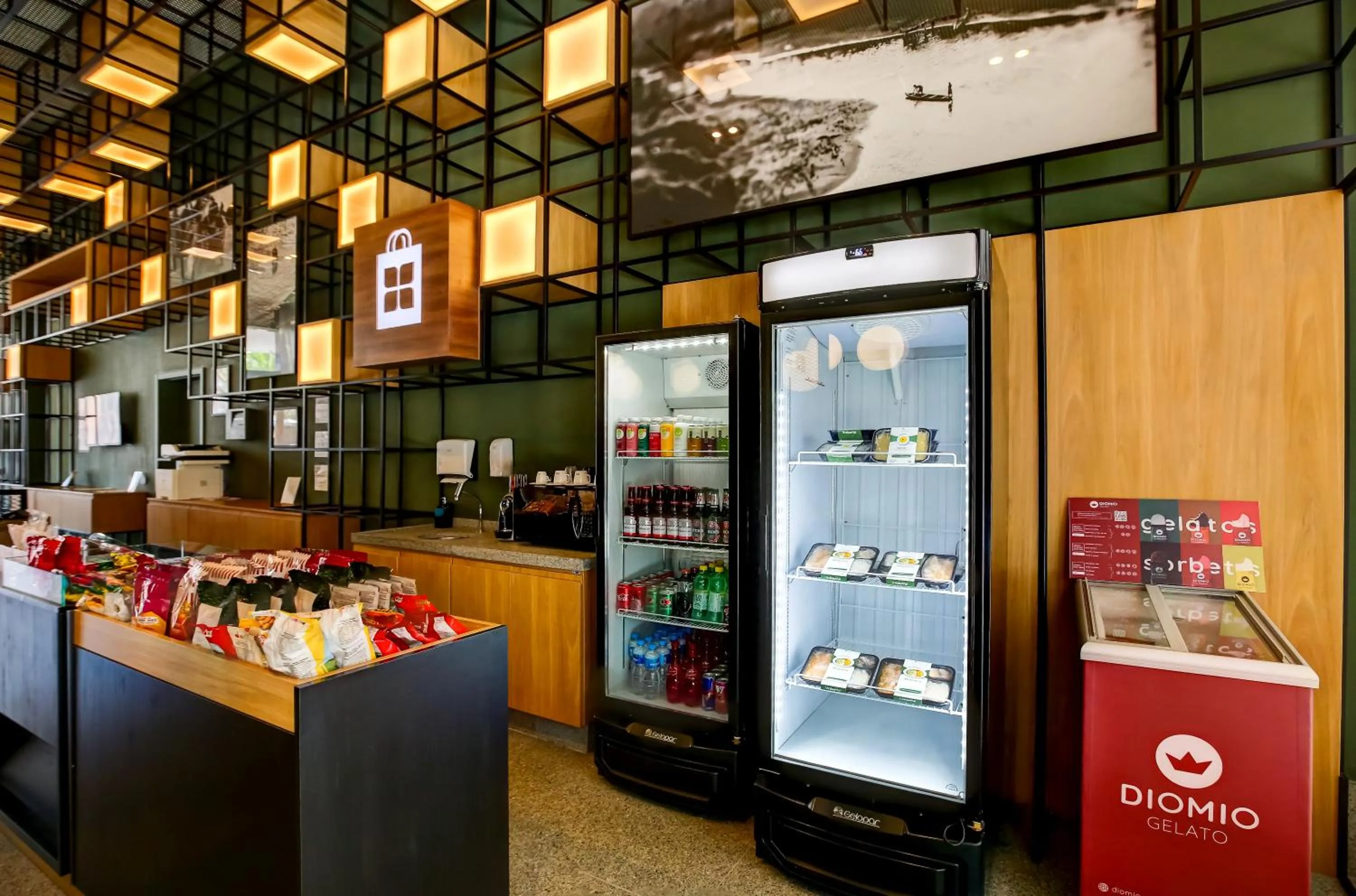 Restaurant/places to eat in Hilton Garden Inn Rebouças