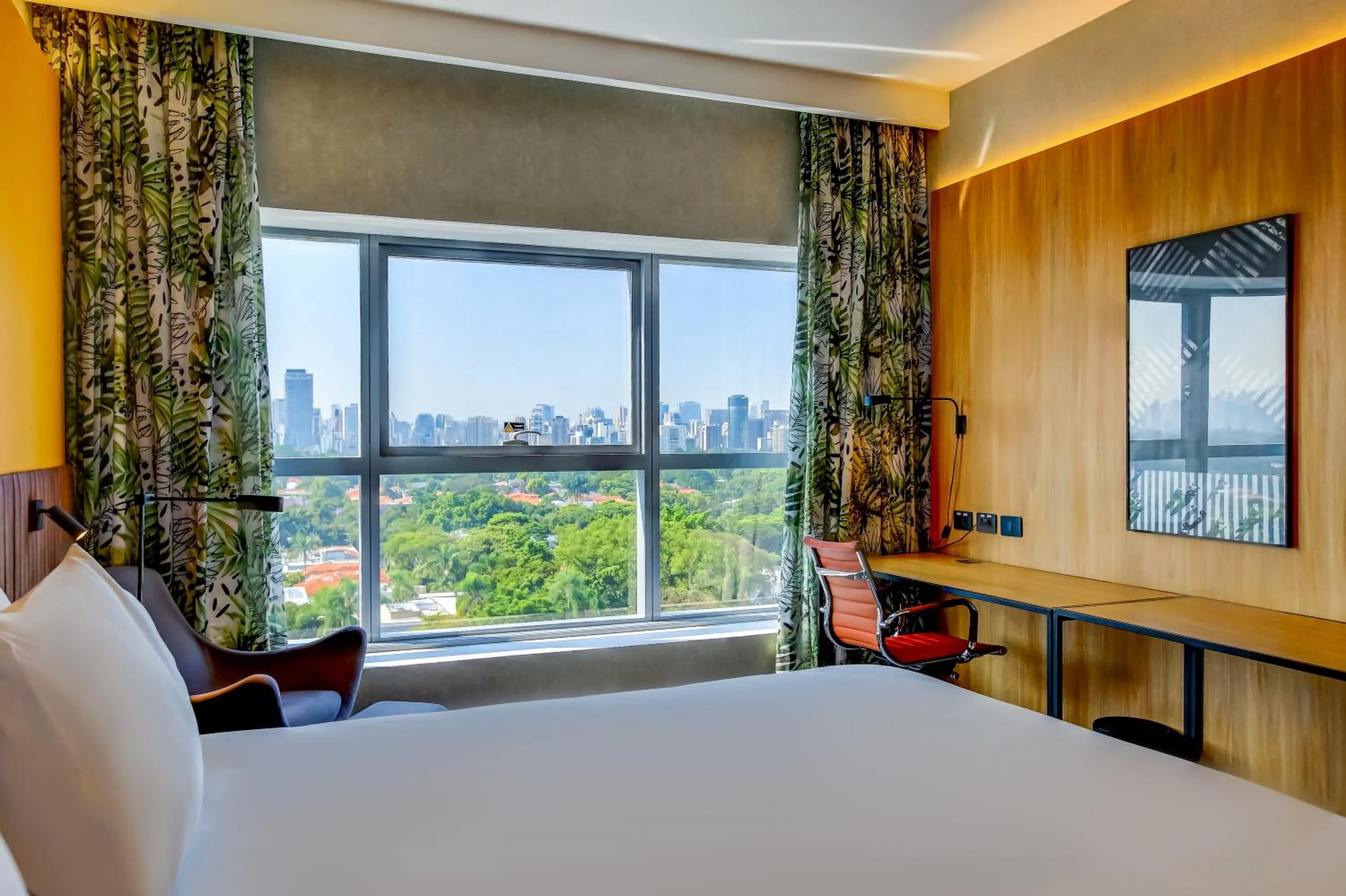 View (from property/room), Bed in Hilton Garden Inn Rebouças