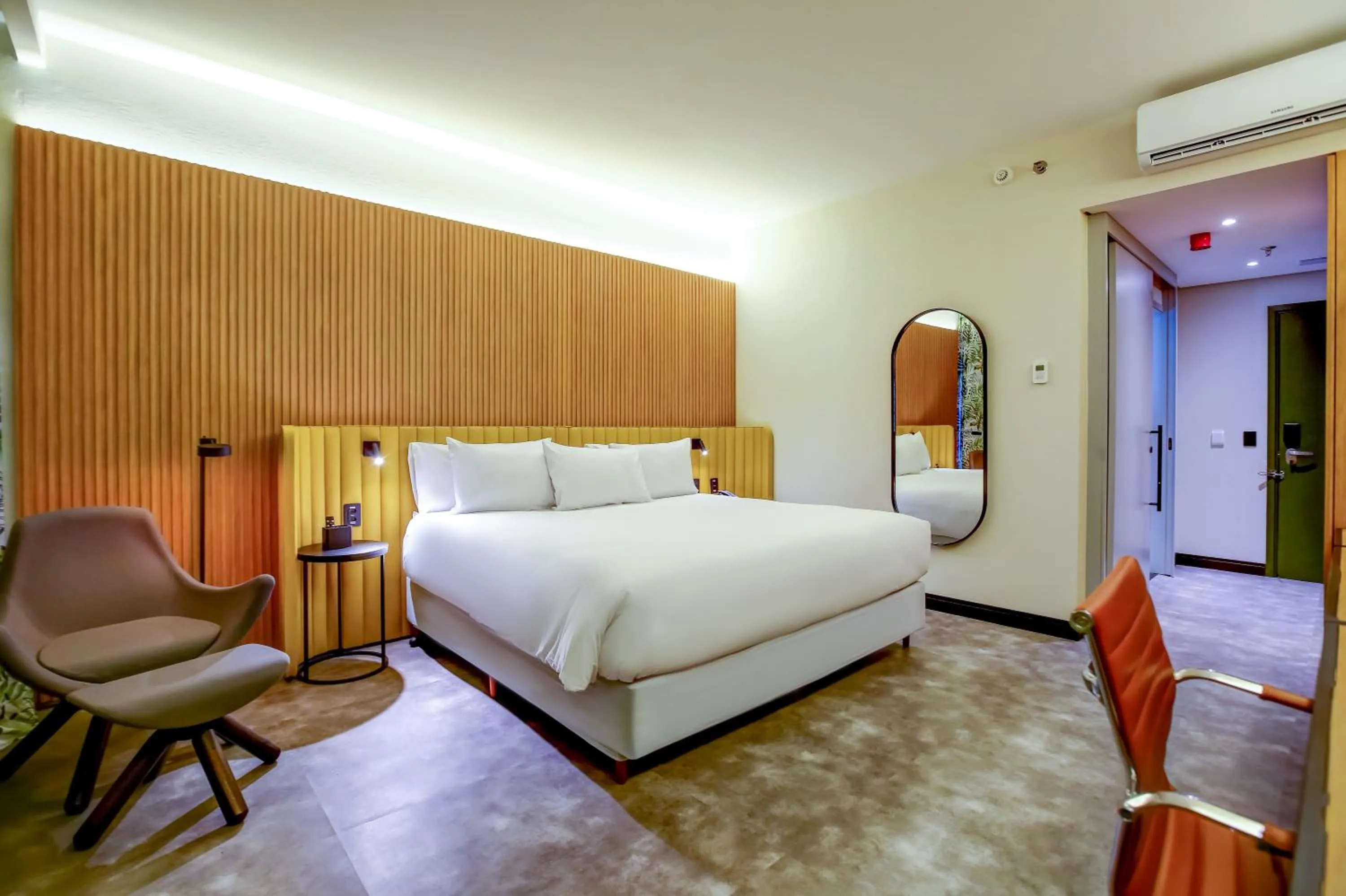 Bedroom, Bed in Hilton Garden Inn Rebouças