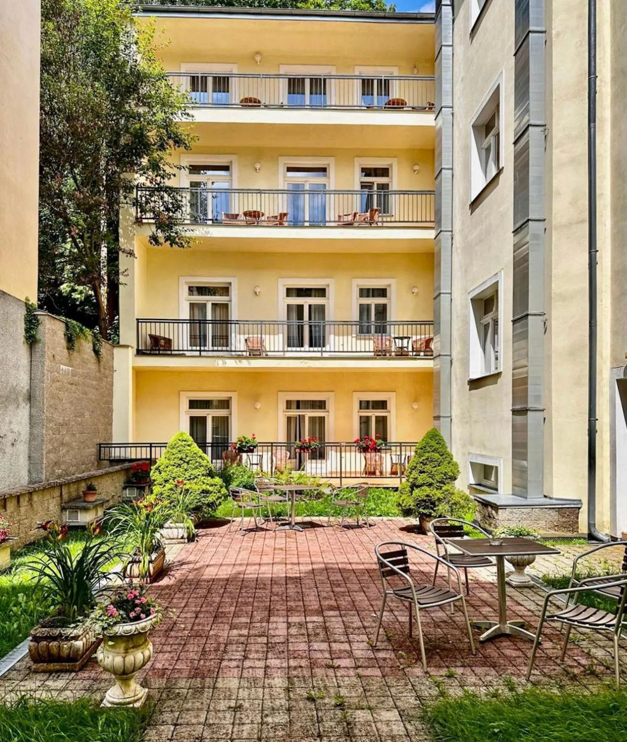 Garden in Residence Romanza