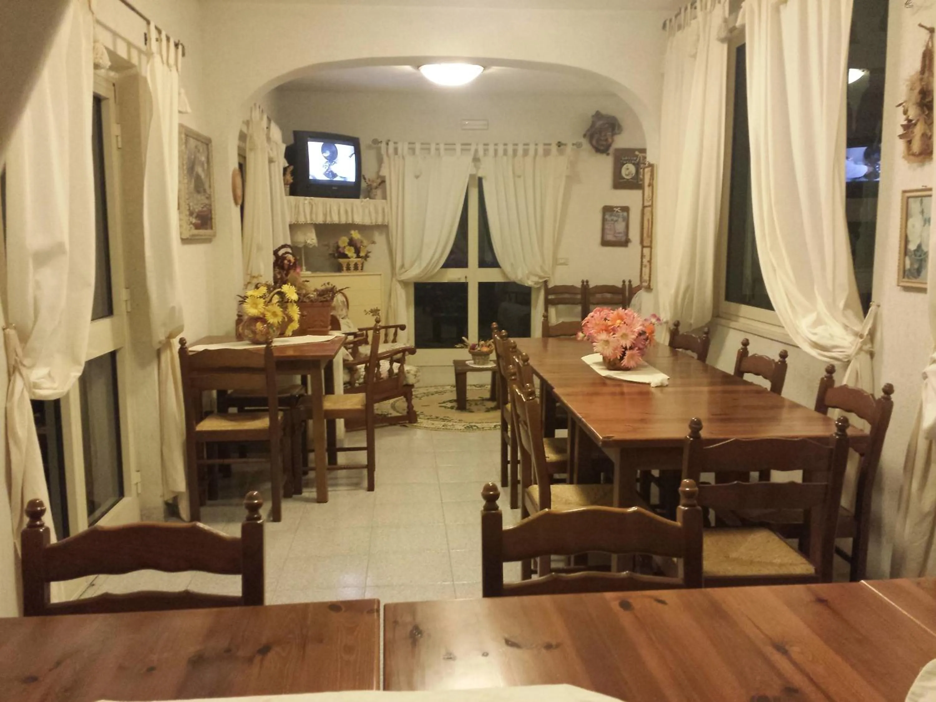 Restaurant/places to eat in Baia Azzurra