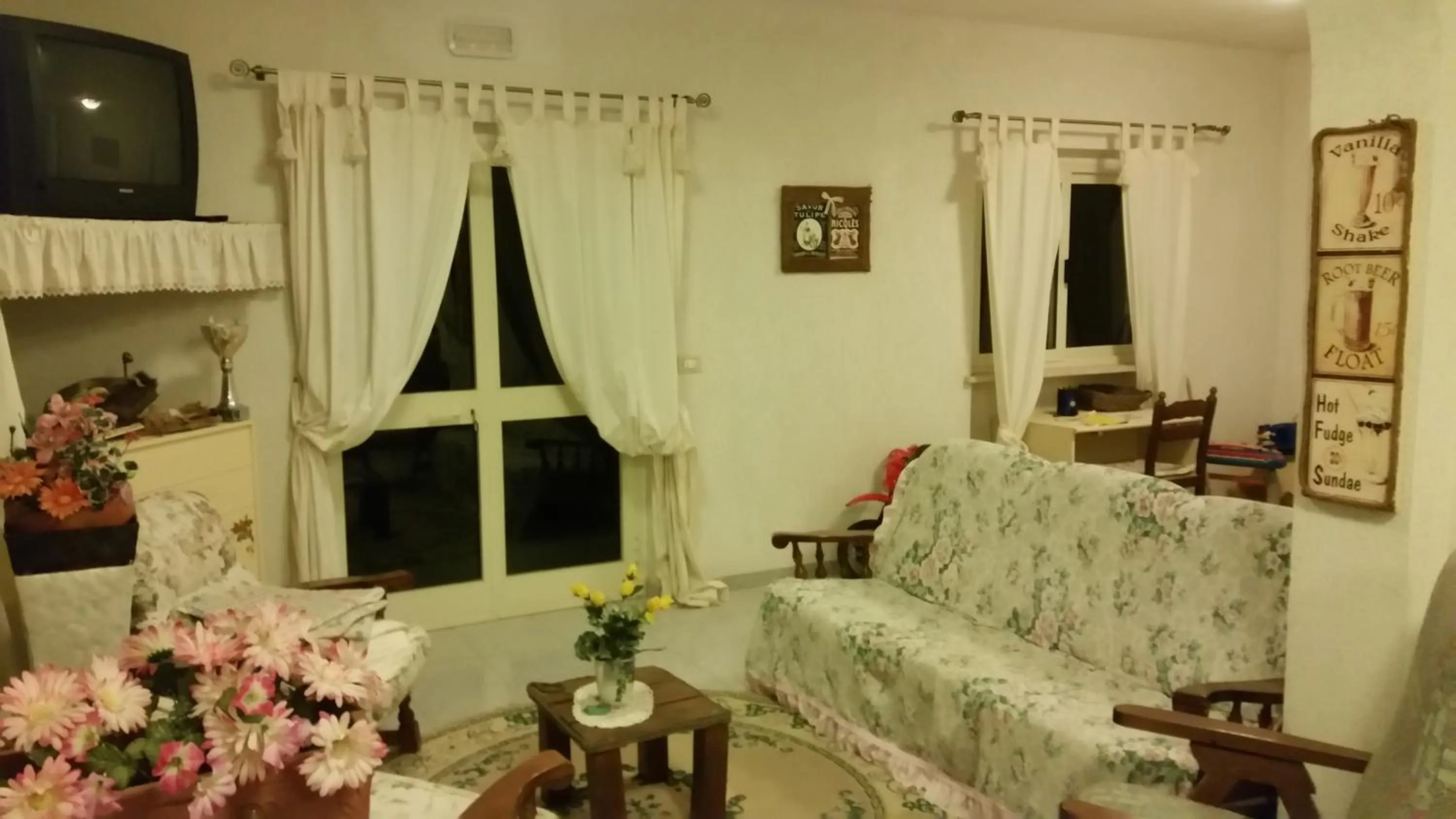 Communal lounge/ TV room in Baia Azzurra