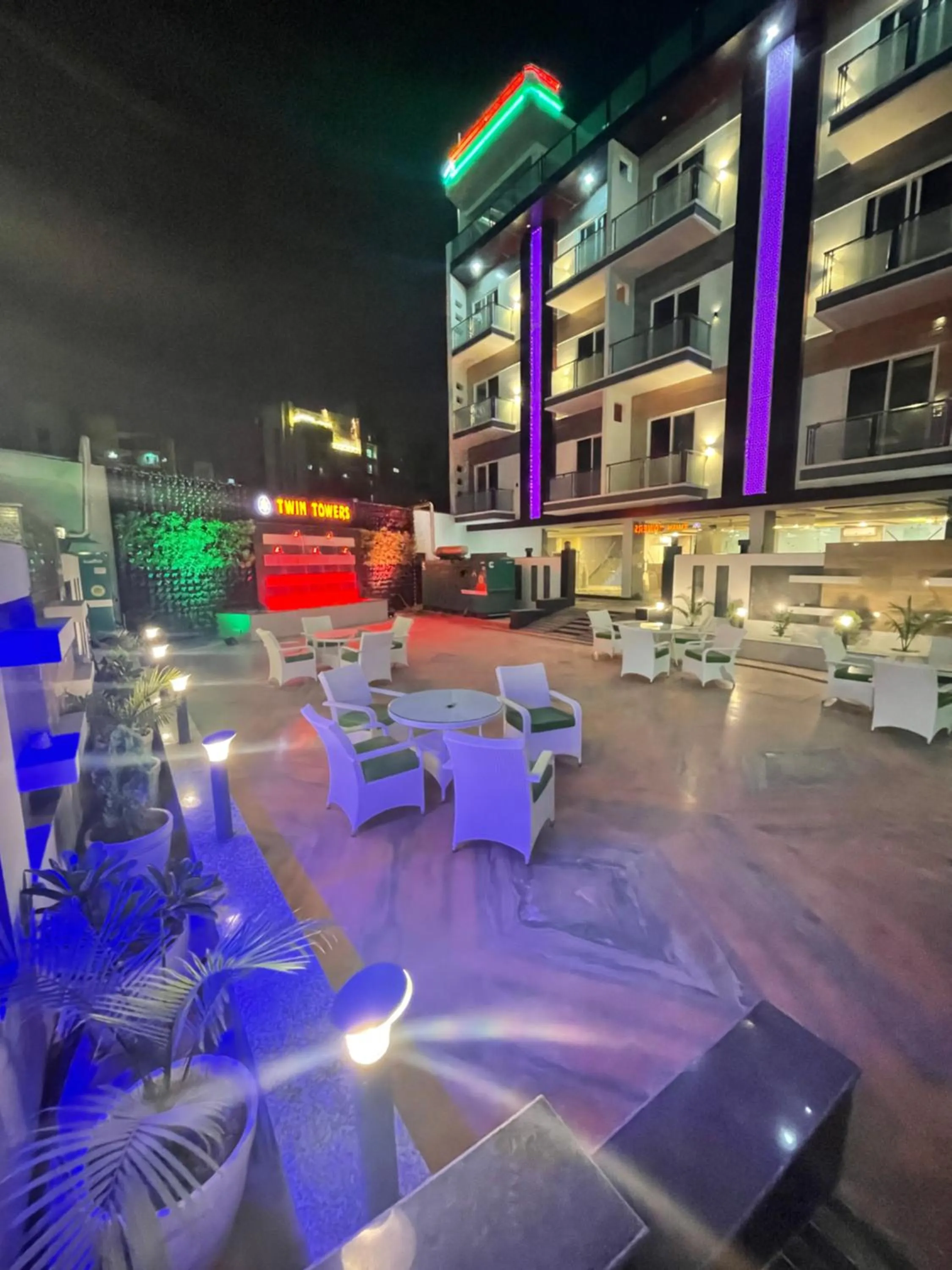 Restaurant/places to eat in Twin Towers