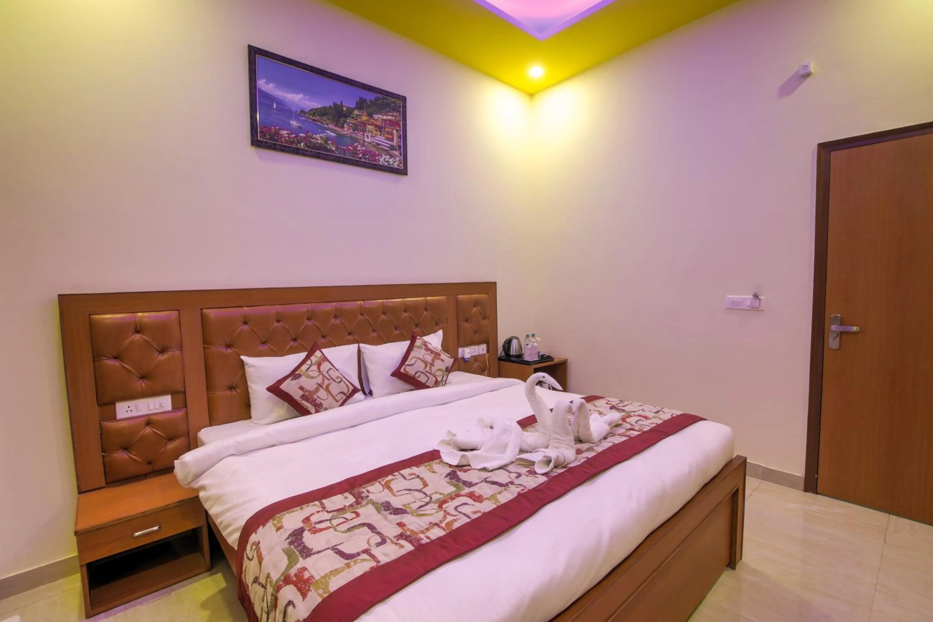 Photo of the whole room, Bed in Twin Towers