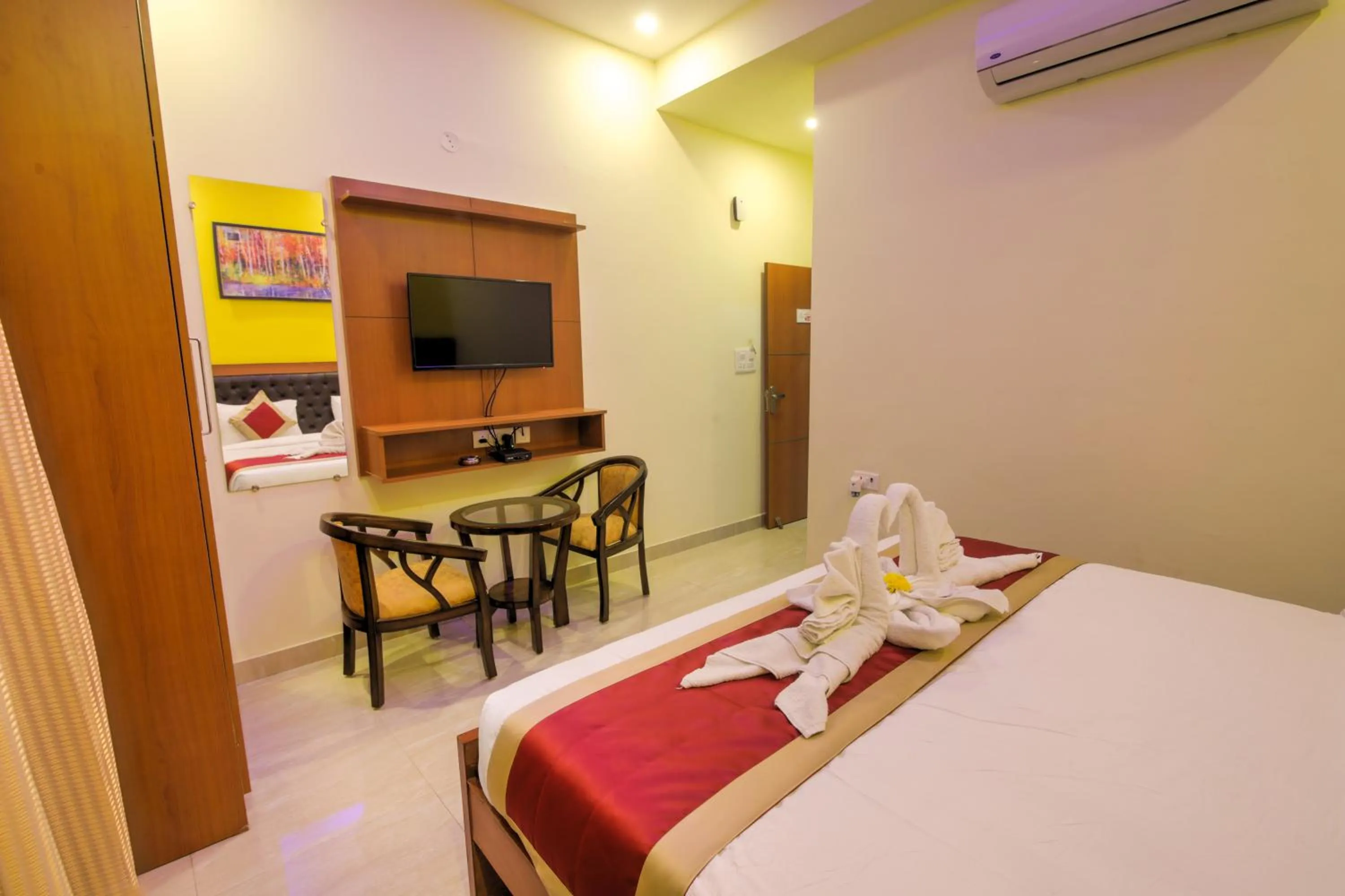 Photo of the whole room, Bed in Twin Towers