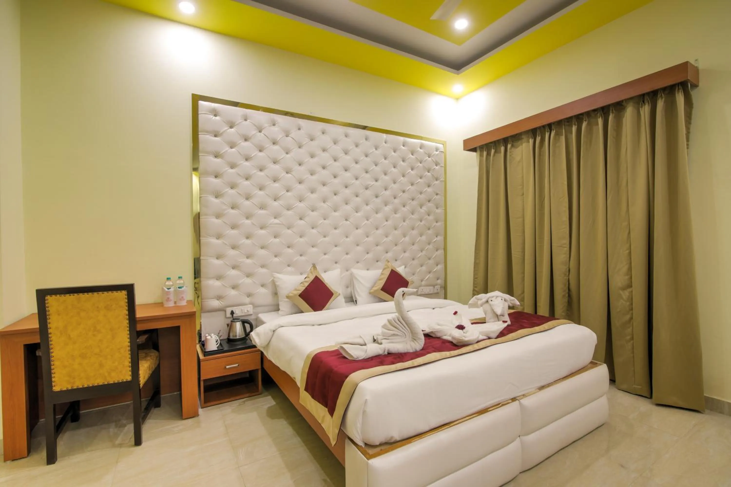 Photo of the whole room, Bed in Twin Towers