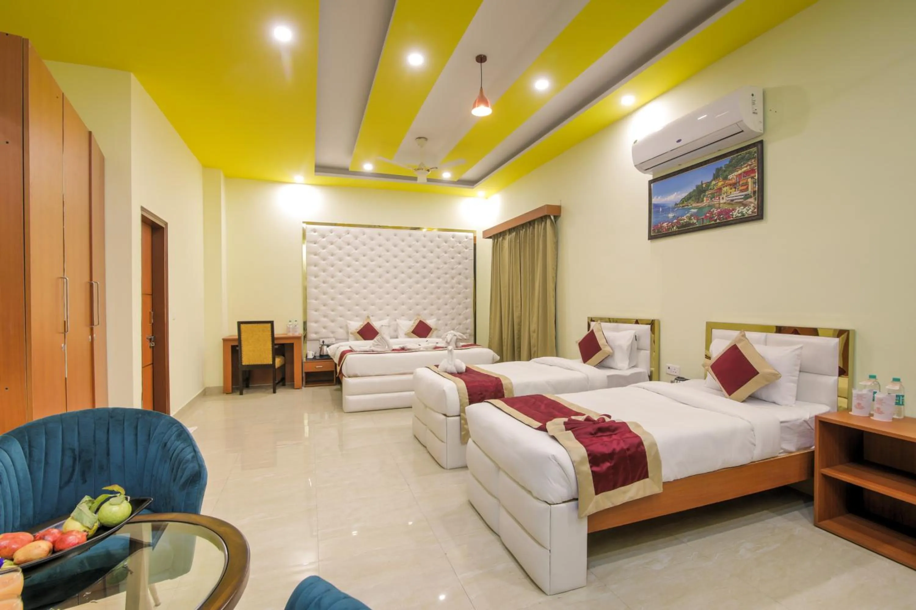 Photo of the whole room, Bed in Twin Towers