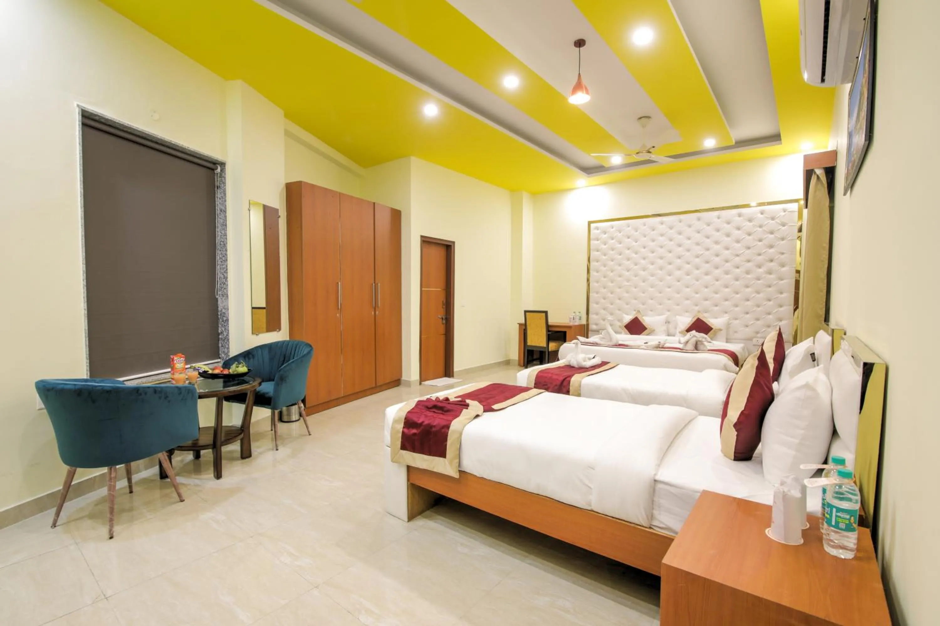 Photo of the whole room, Bed in Twin Towers