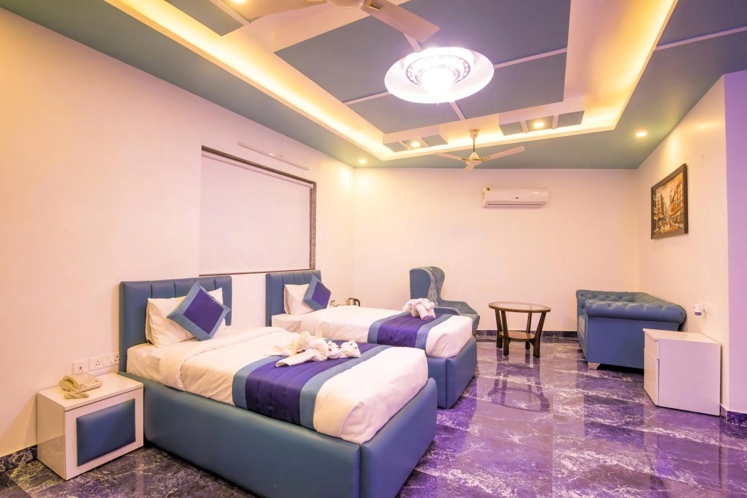 Photo of the whole room, Bed in Twin Towers