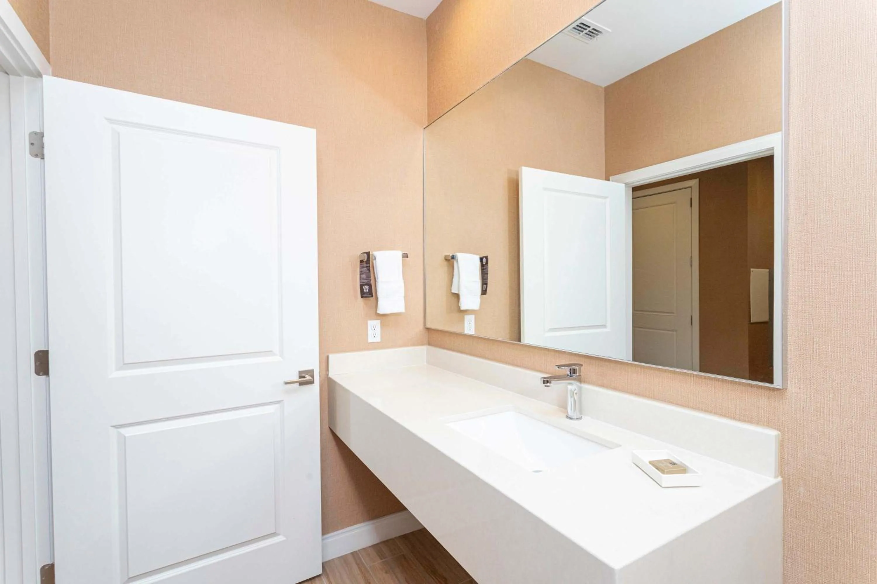 Gorgeous 4Bd Close to Disney @ Magic Village 7581