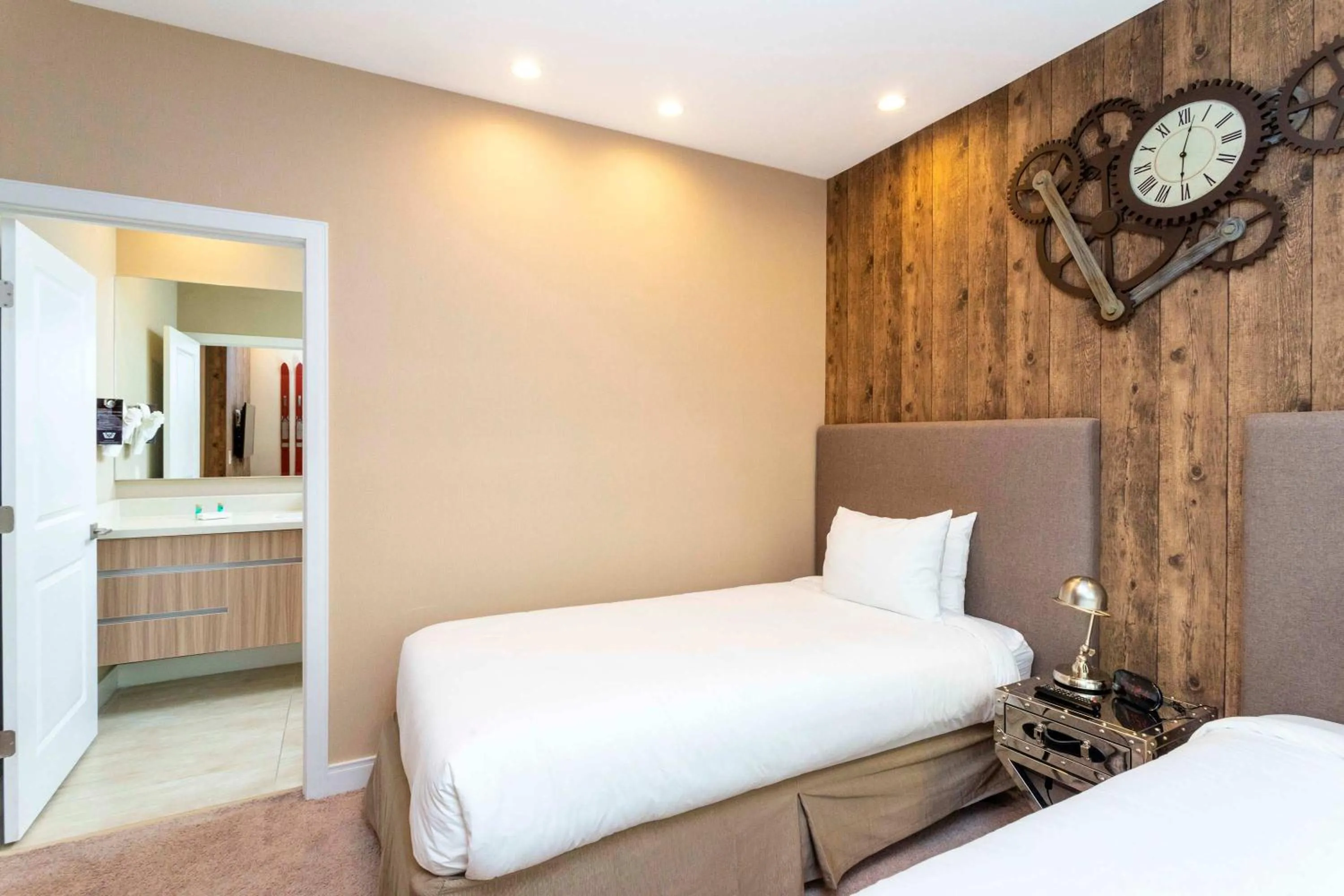 Bed in Gorgeous 4Bd Close to Disney @ Magic Village 7581