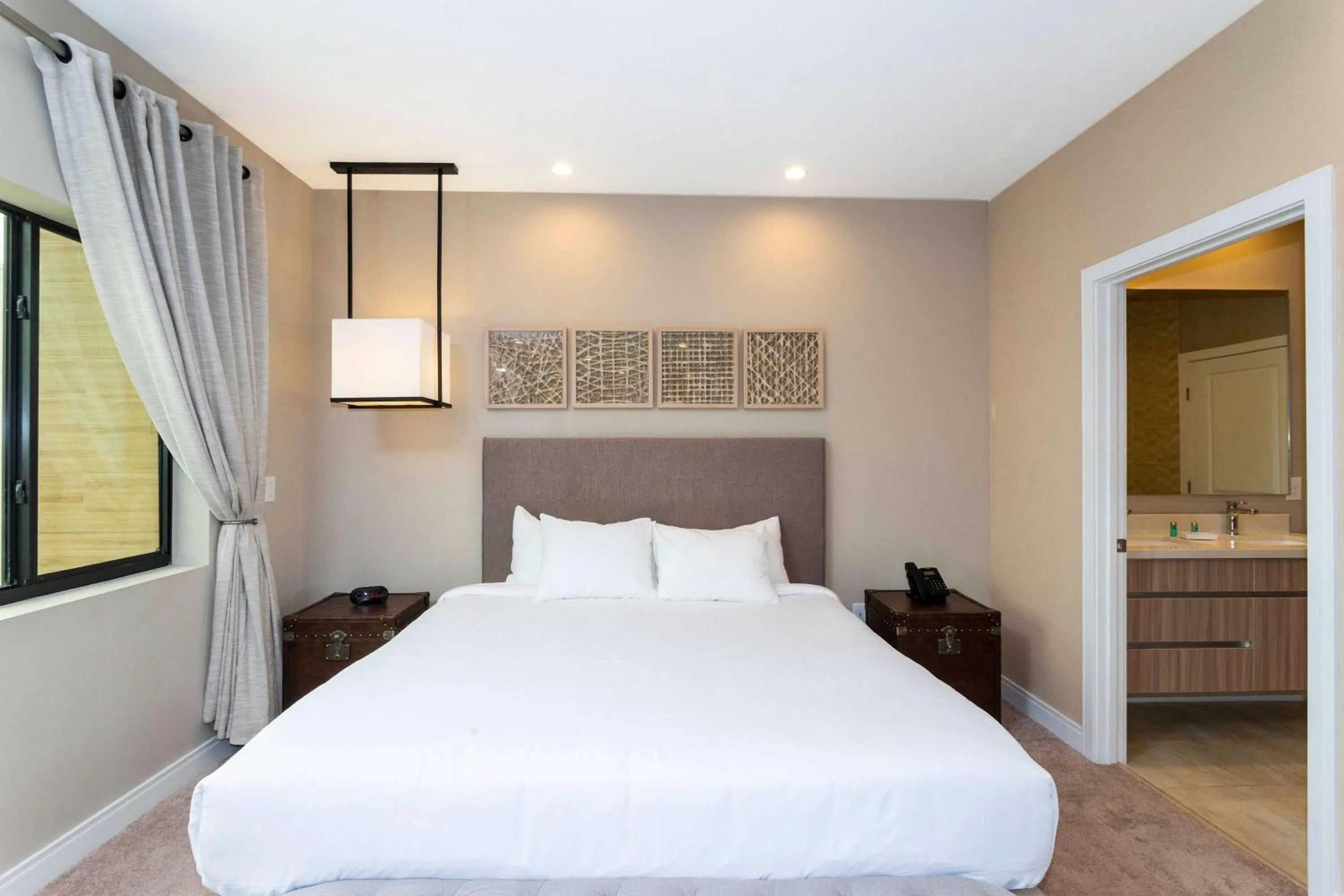 Bed in Gorgeous 4Bd Close to Disney @ Magic Village 7581