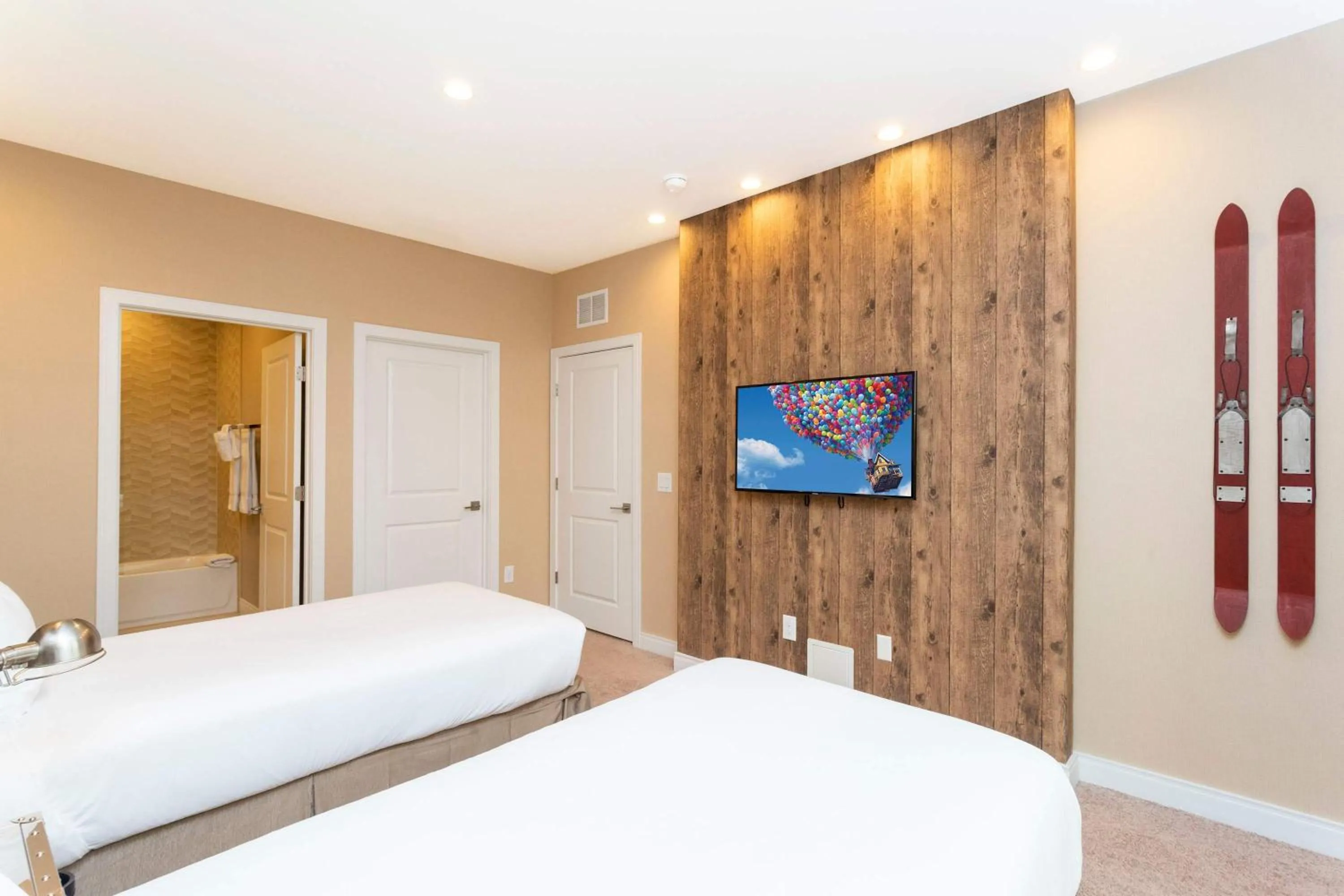 Bed in Gorgeous 4Bd Close to Disney @ Magic Village 7581