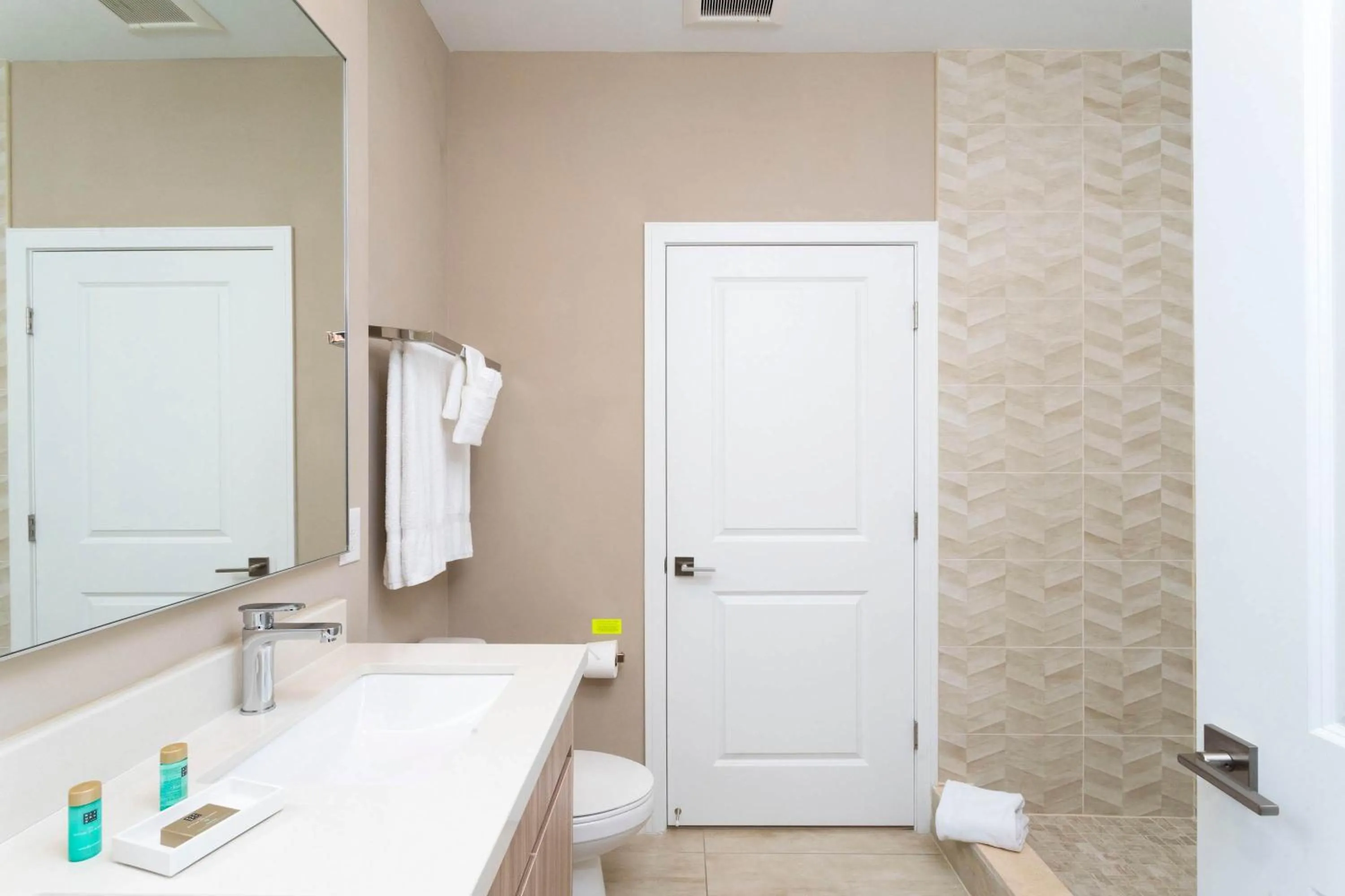 Gorgeous 4Bd Close to Disney @ Magic Village 7581