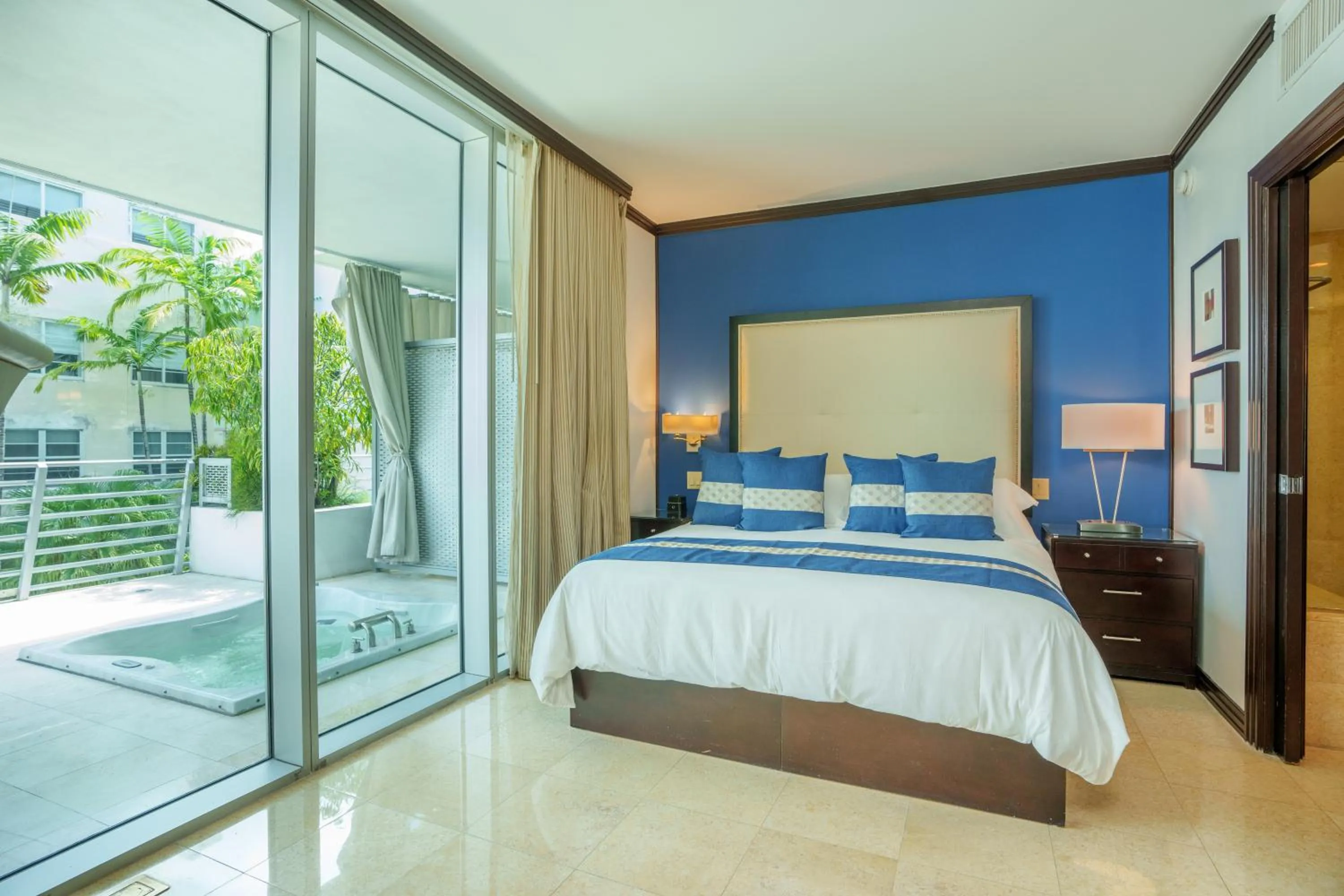 Hot Tub, Bed in Boutique Suites 3 min walk to beach