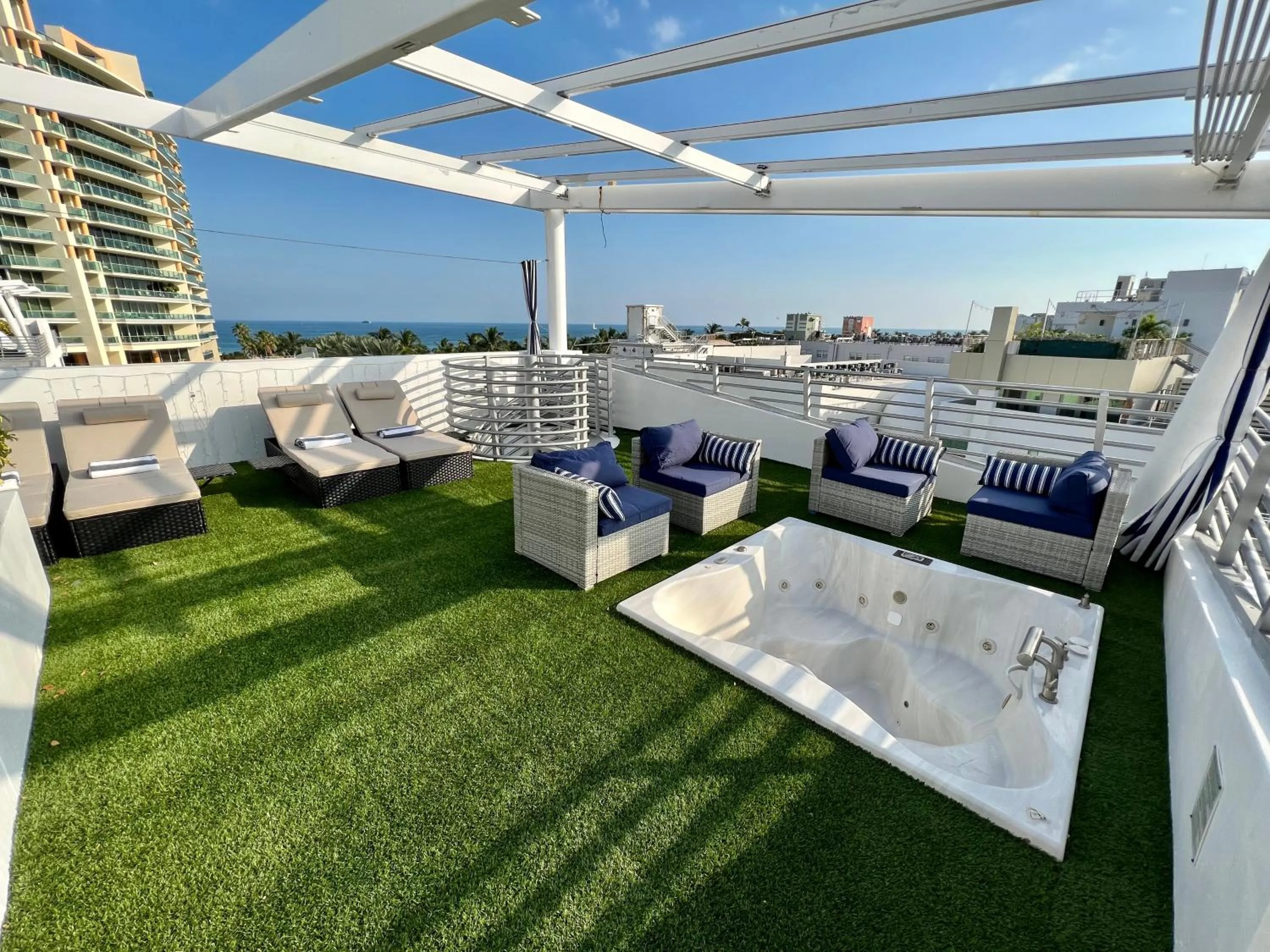 Hot Tub in Boutique Suites 3 min walk to beach