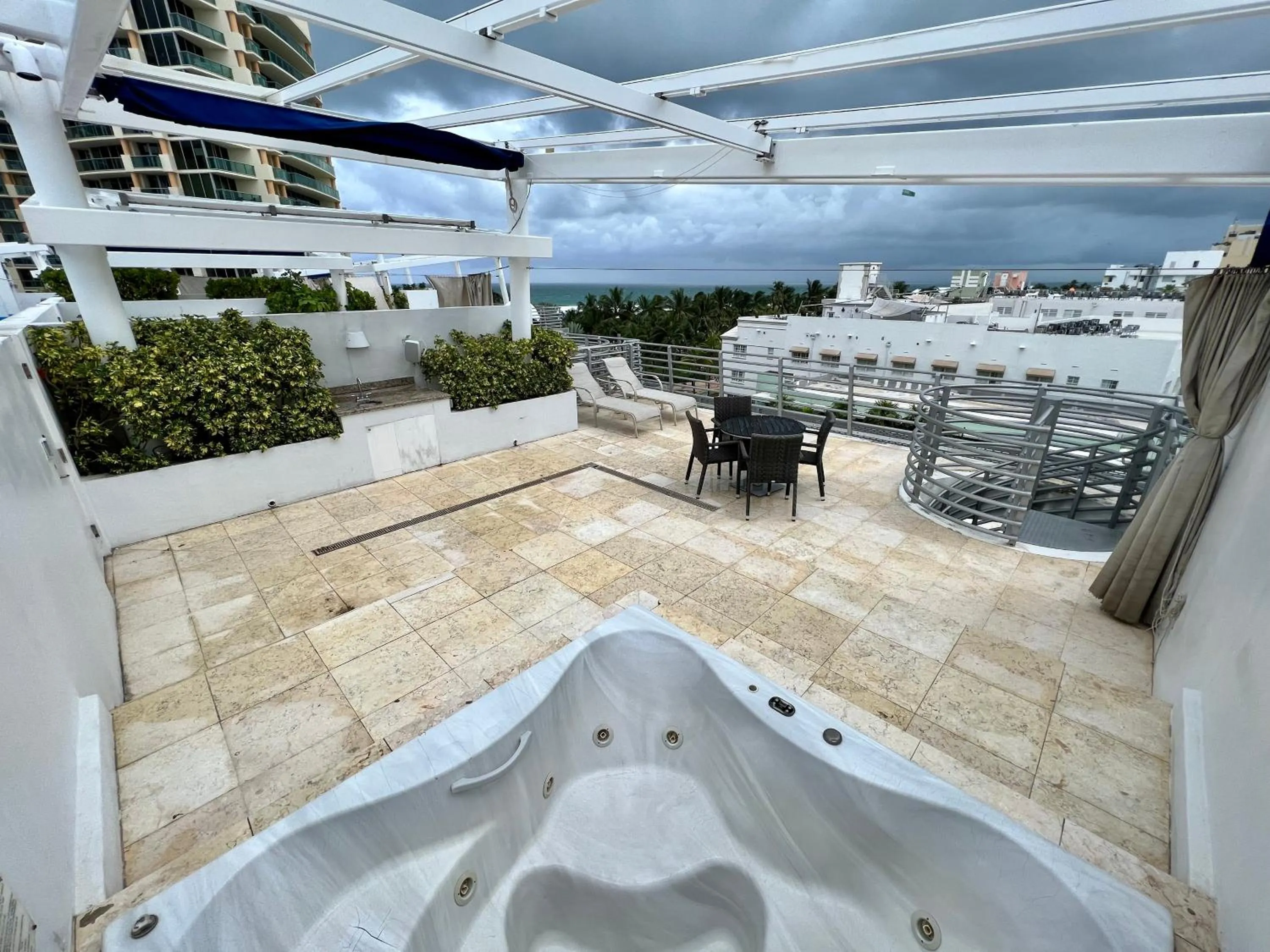 Hot Tub in Boutique Suites 3 min walk to beach