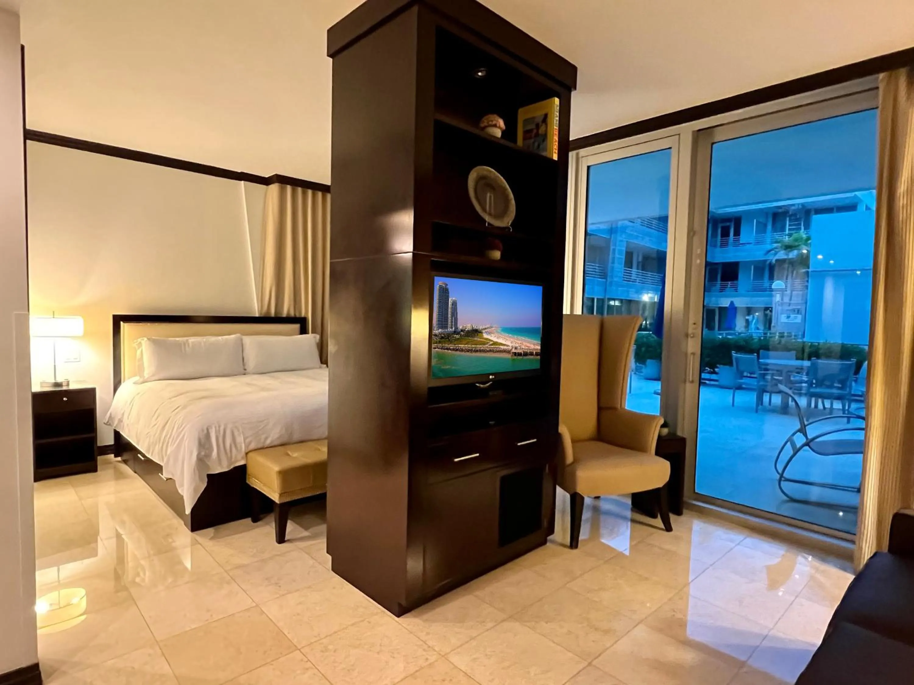 Bed in Boutique Suites 3 min walk to beach