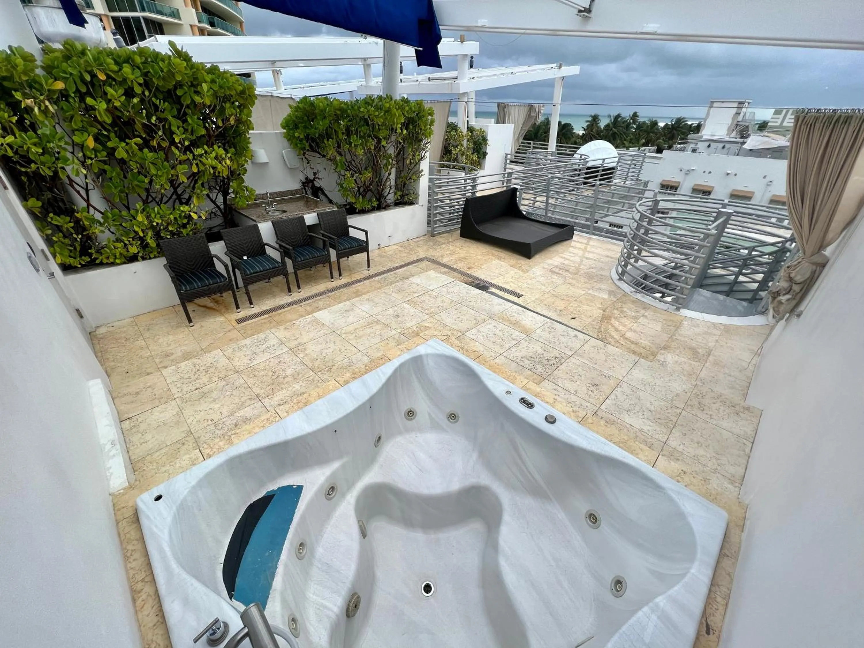 Hot Tub in Boutique Suites 3 min walk to beach