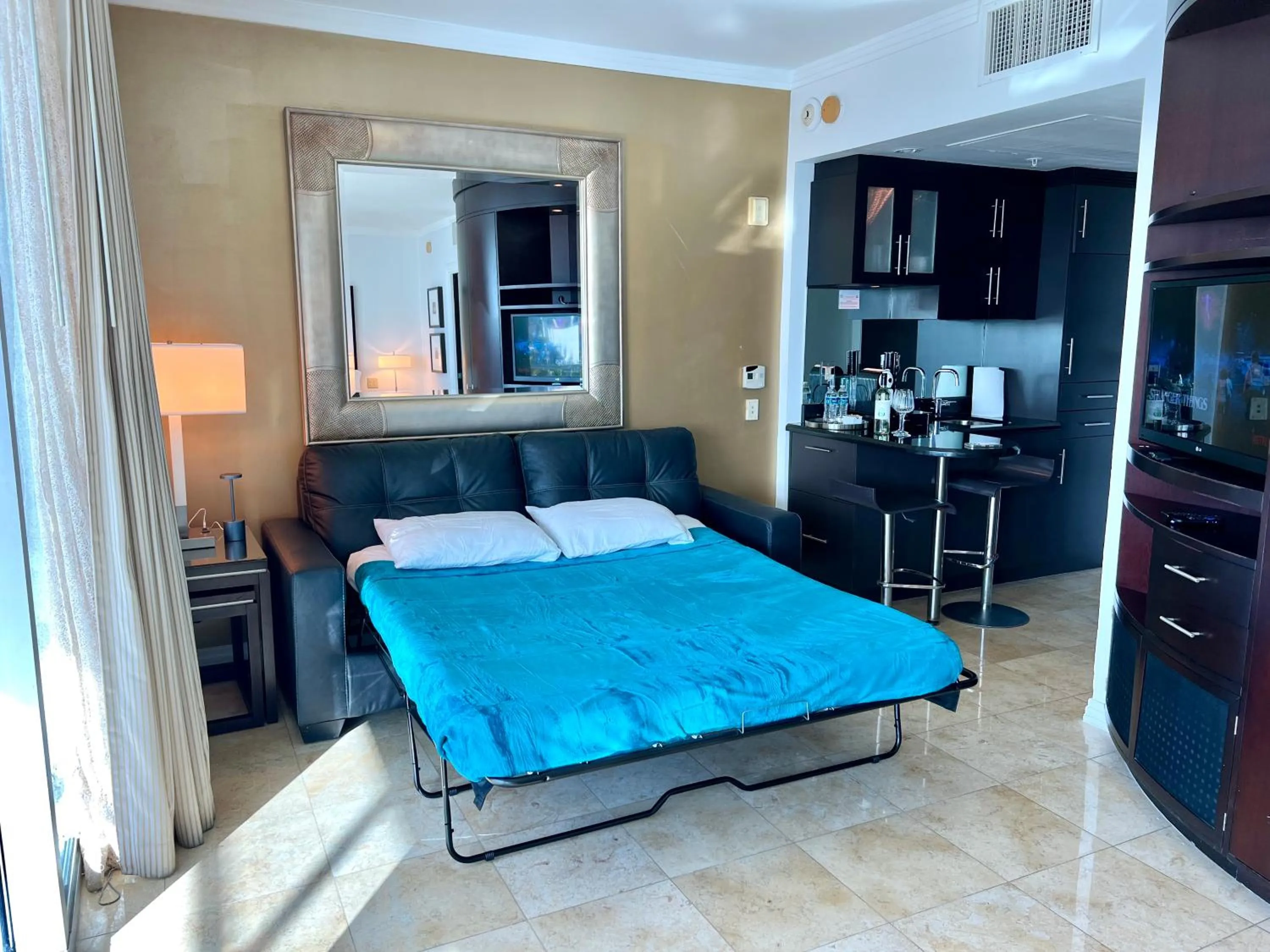 Bed in Boutique Suites 3 min walk to beach