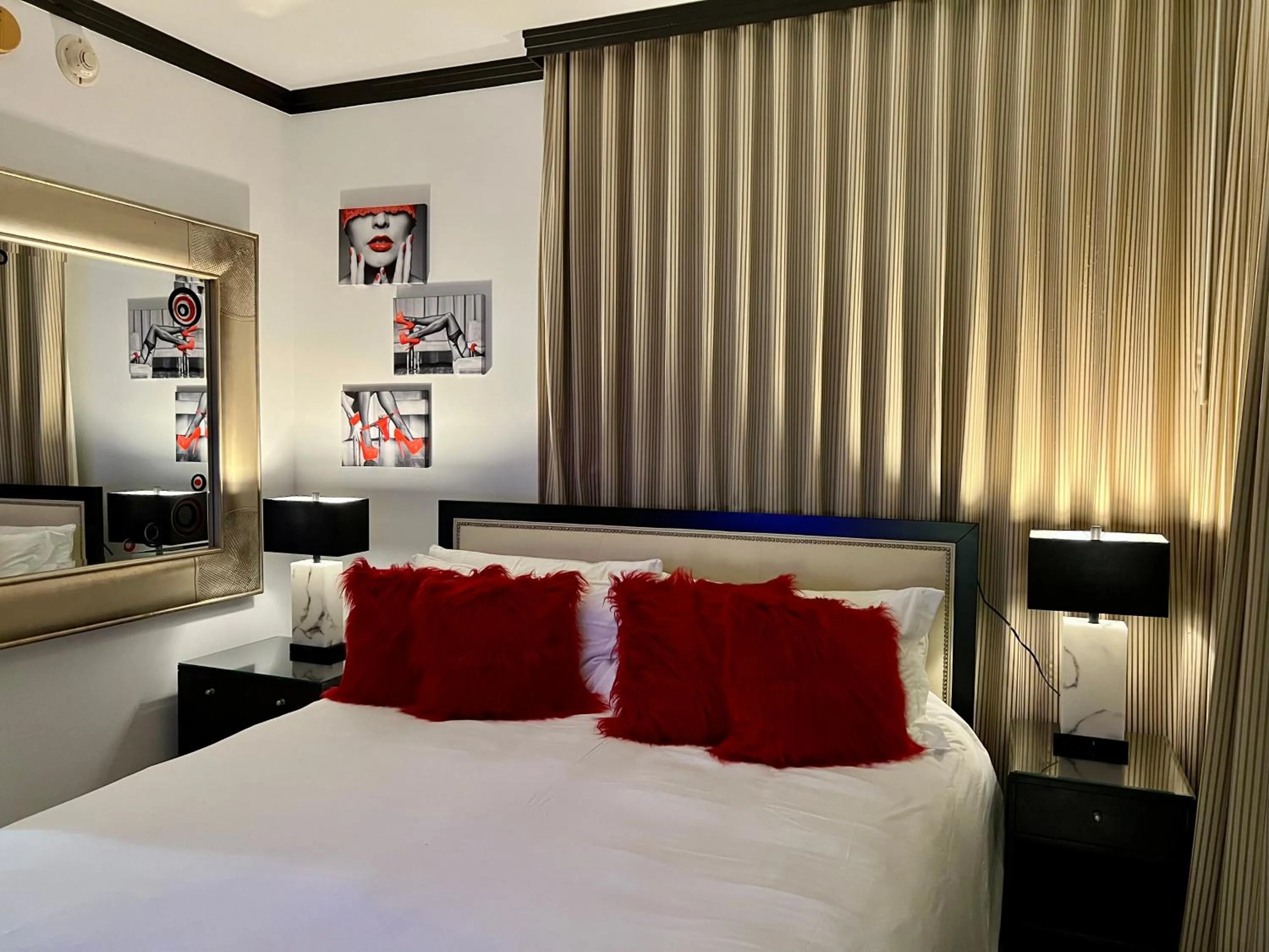 Bed in Boutique Suites 3 min walk to beach