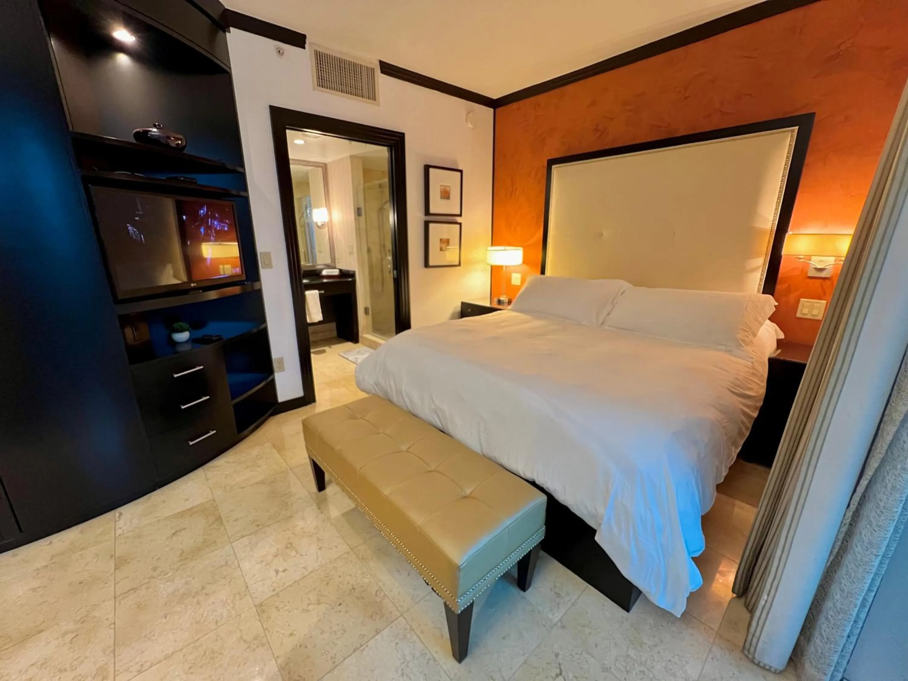 Bed in Boutique Suites 3 min walk to beach