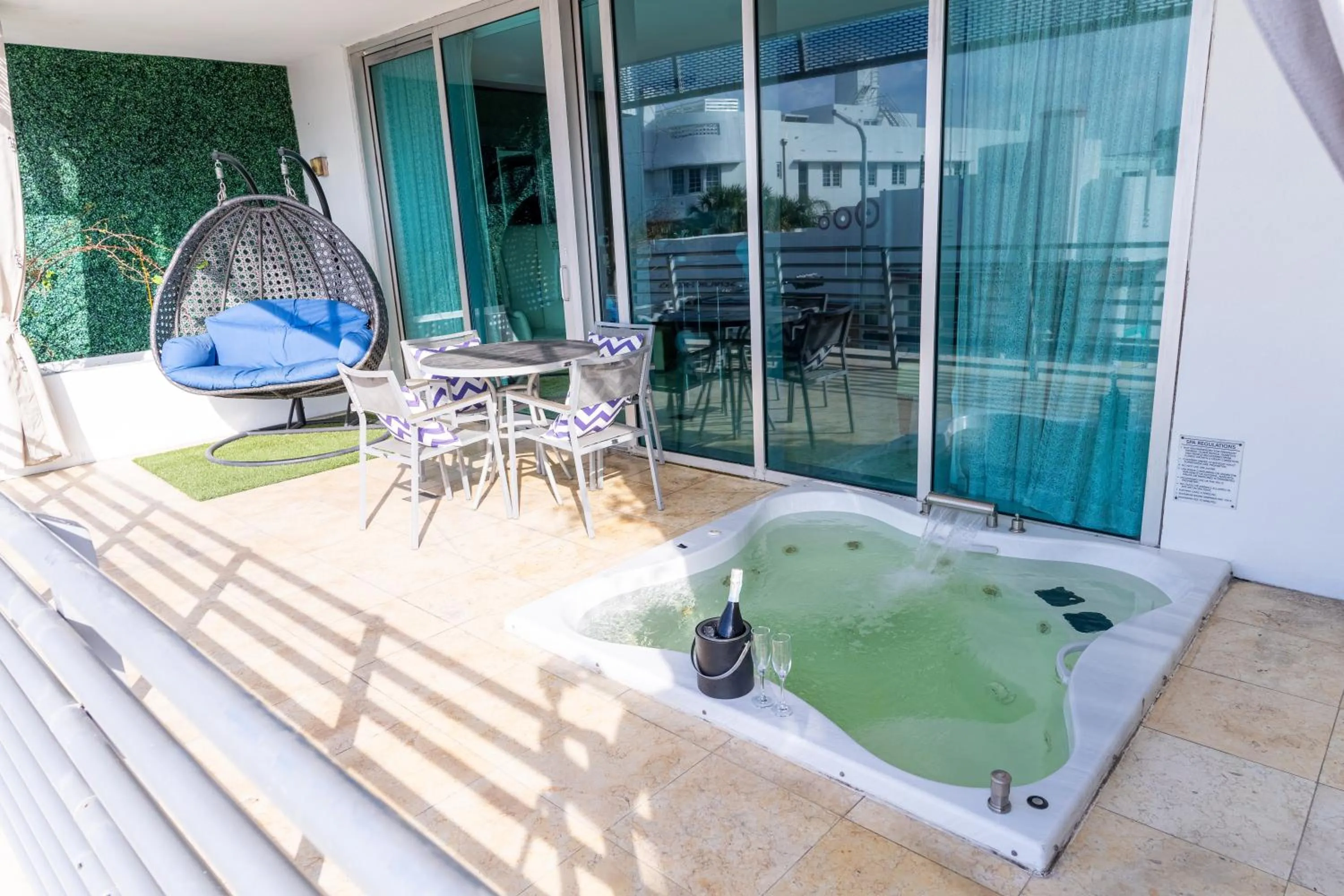 Hot Tub in Boutique Suites 3 min walk to beach