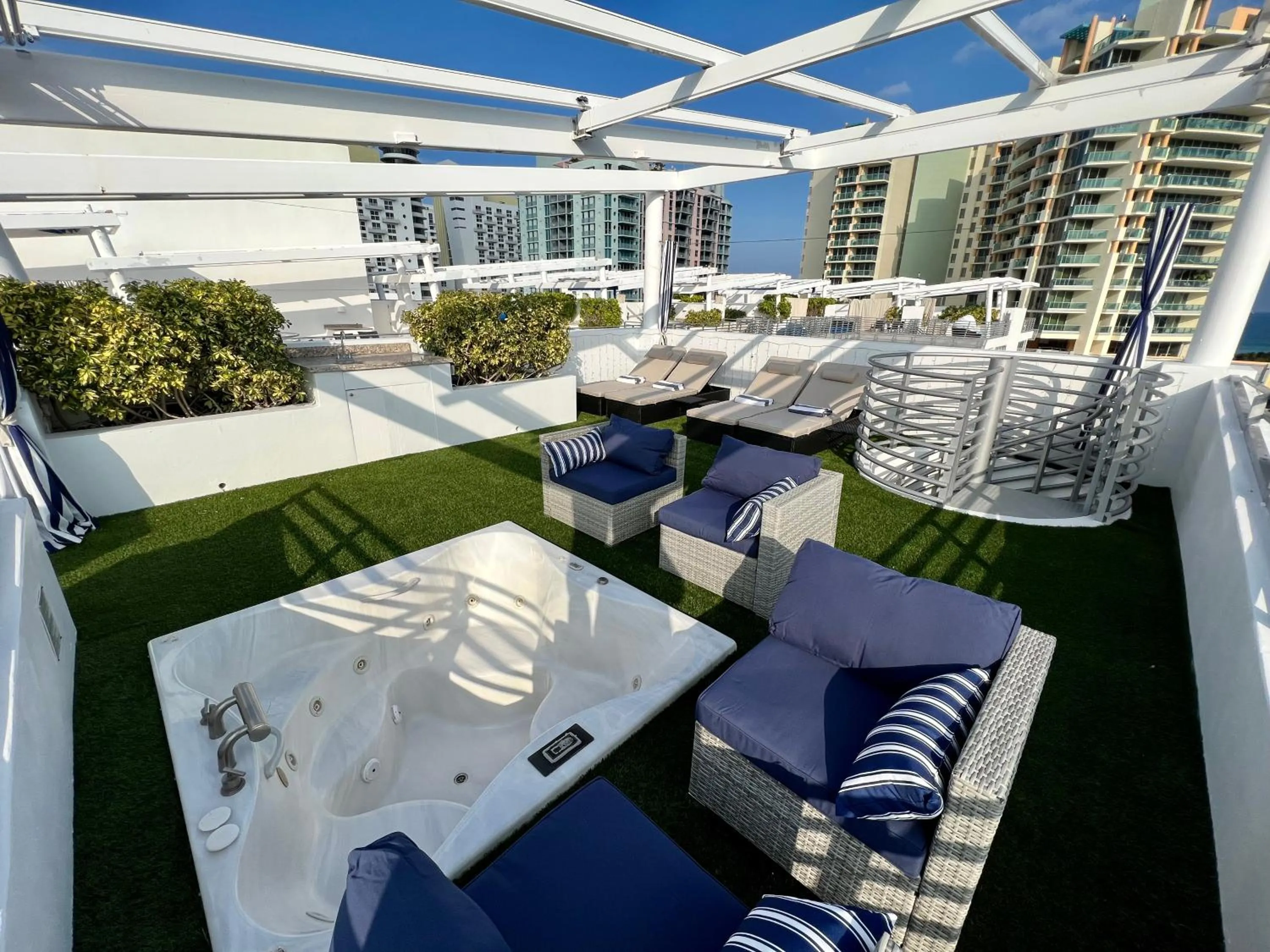 Hot Tub in Boutique Suites 3 min walk to beach