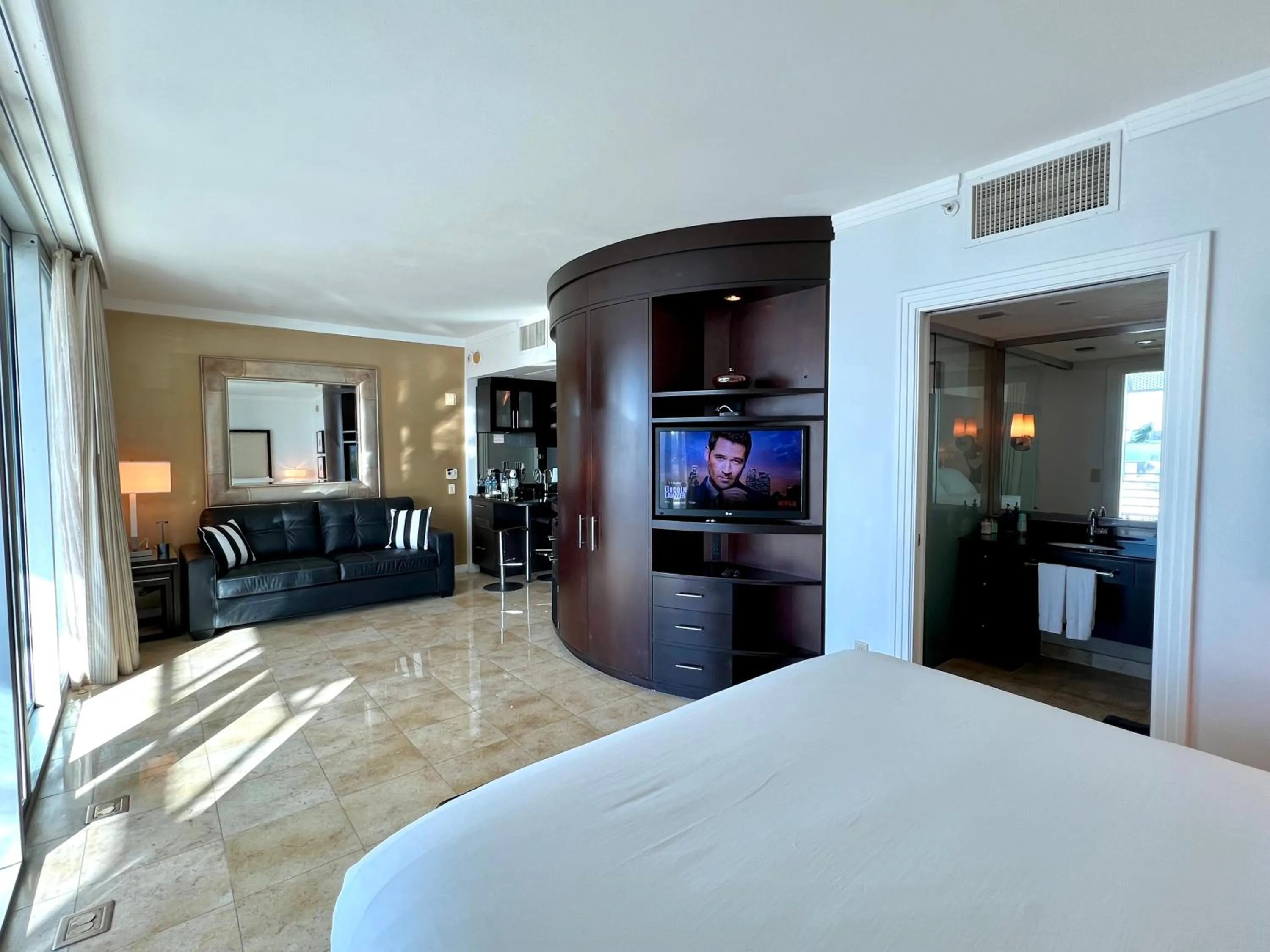 Bed in Boutique Suites 3 min walk to beach