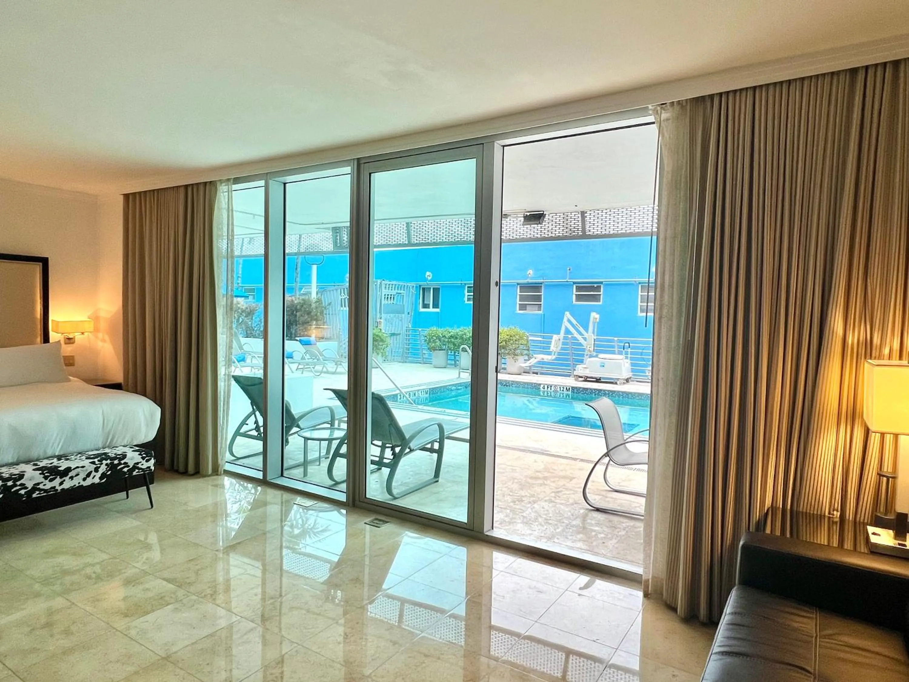 Bed in Boutique Suites 3 min walk to beach