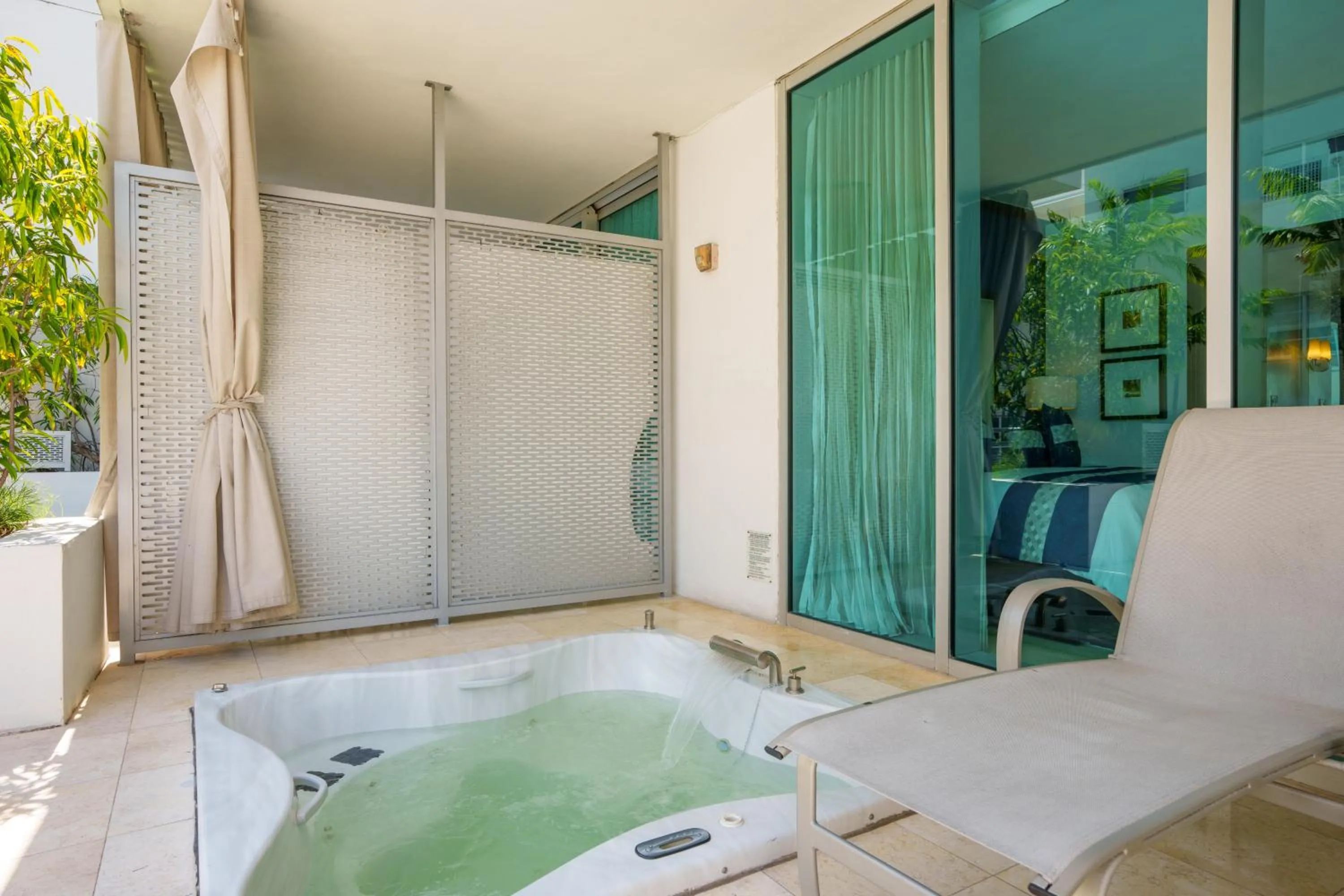Hot Tub in Boutique Suites 3 min walk to beach