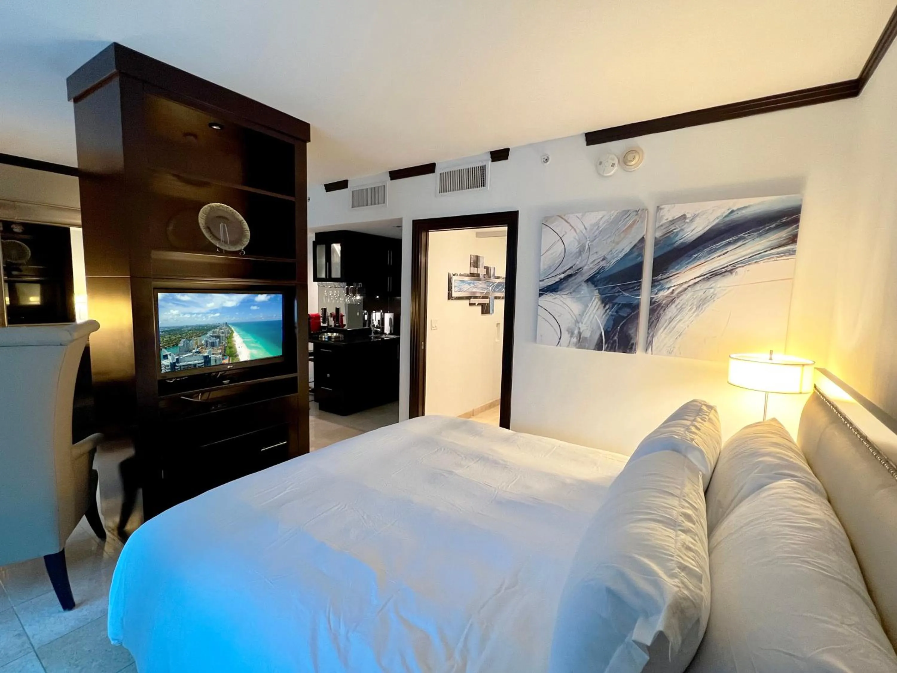 TV and multimedia, Bed in Boutique Suites 3 min walk to beach