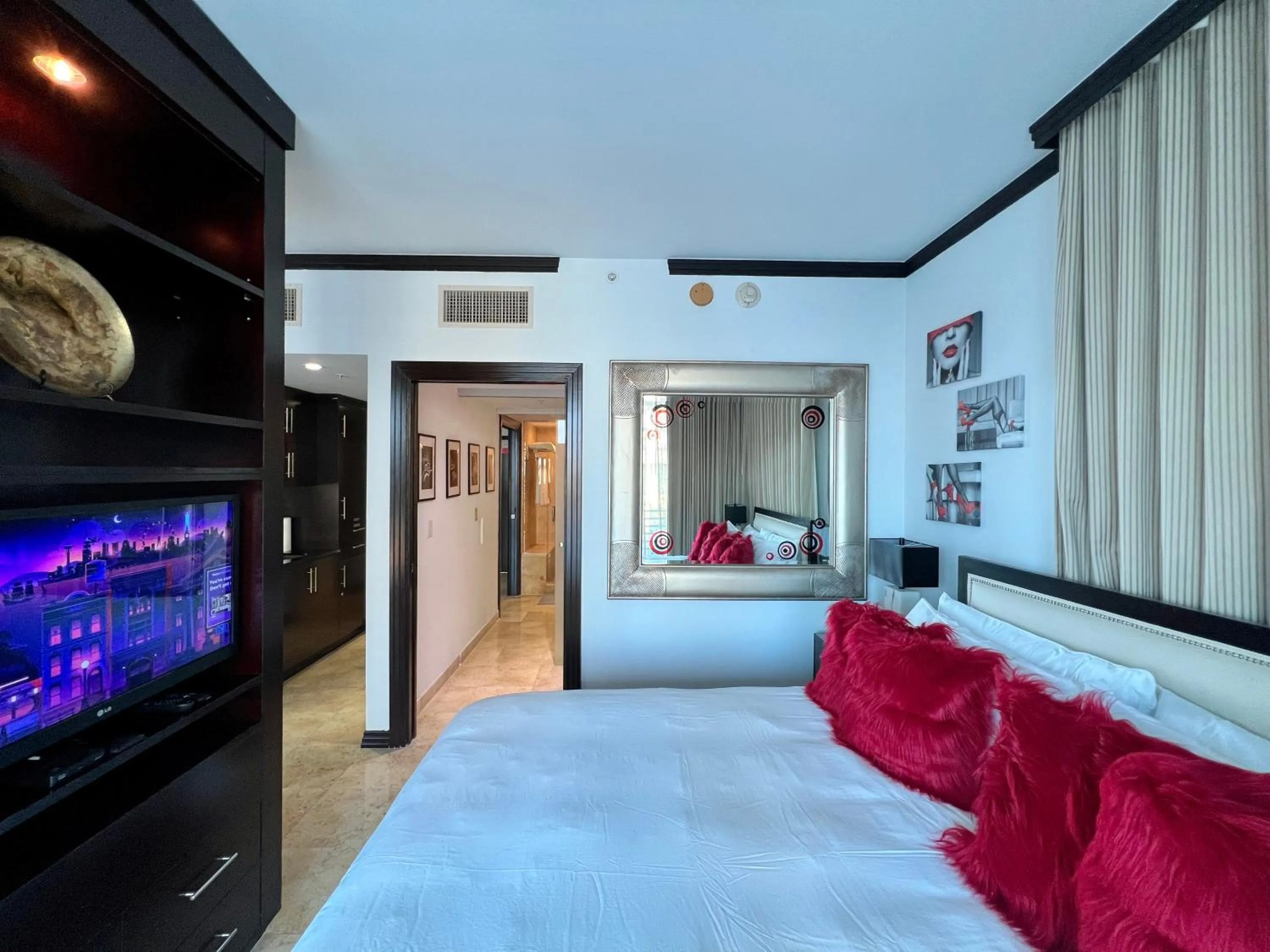 Bed in Boutique Suites 3 min walk to beach