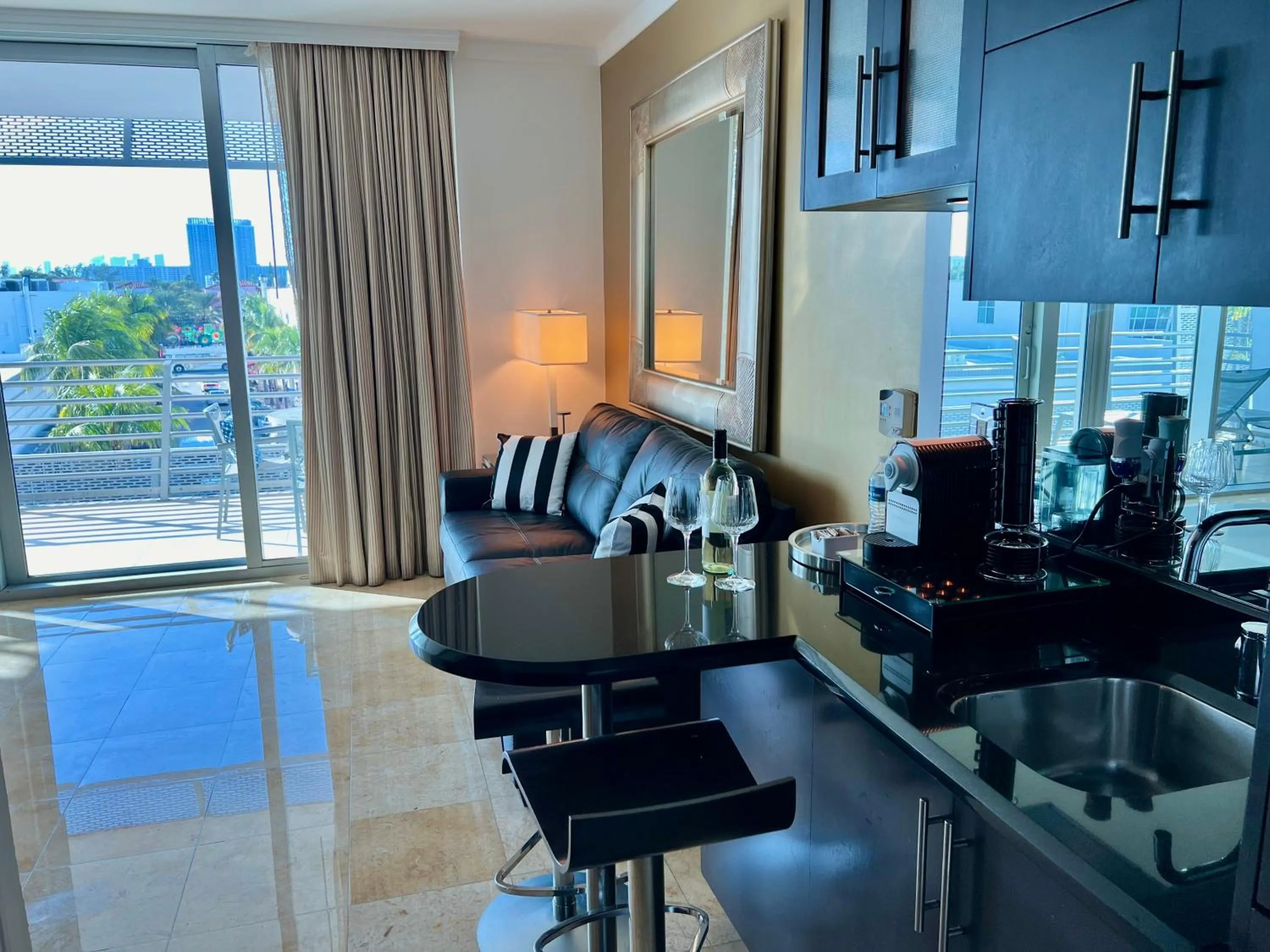 Kitchen or kitchenette in Boutique Suites 3 min walk to beach