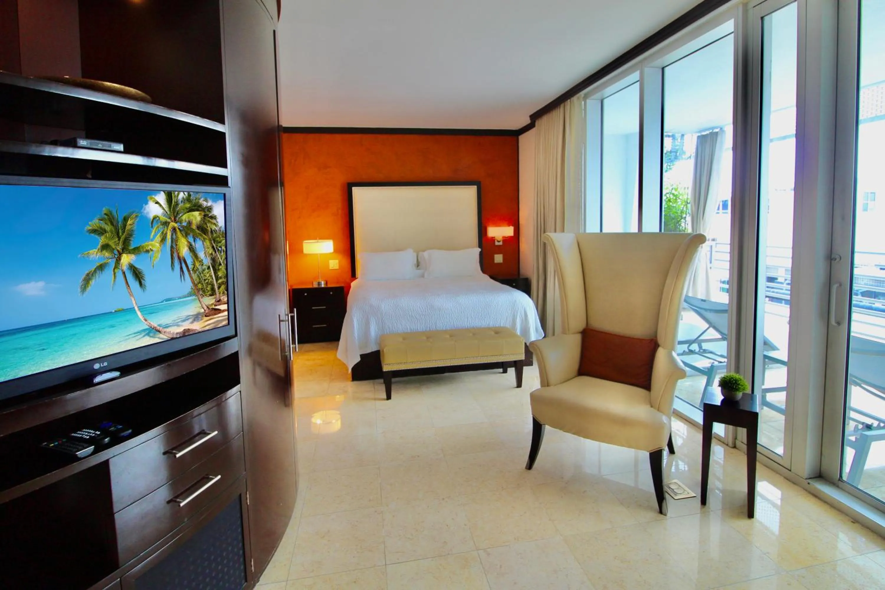 TV and multimedia, Bed in Boutique Suites 3 min walk to beach