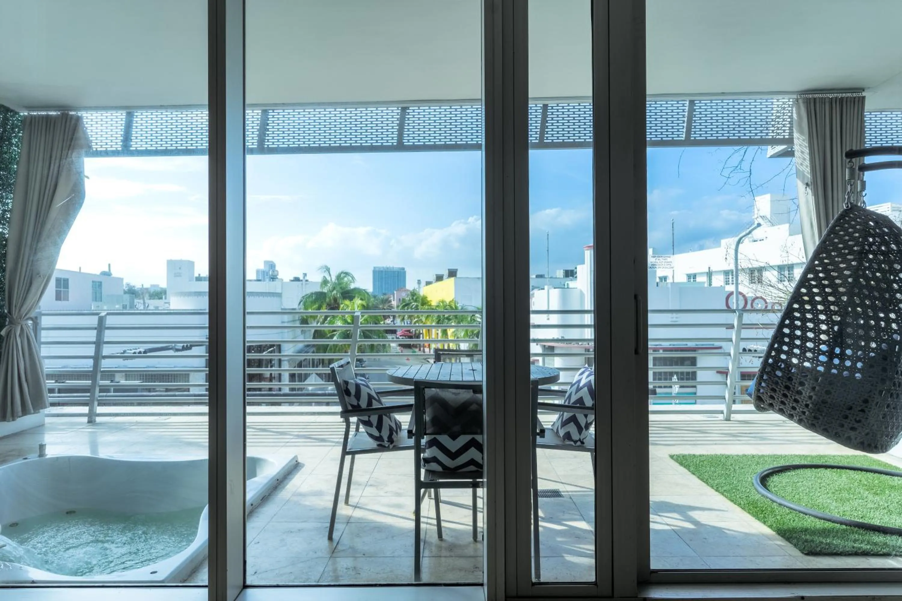 Hot Tub in Boutique Suites 3 min walk to beach