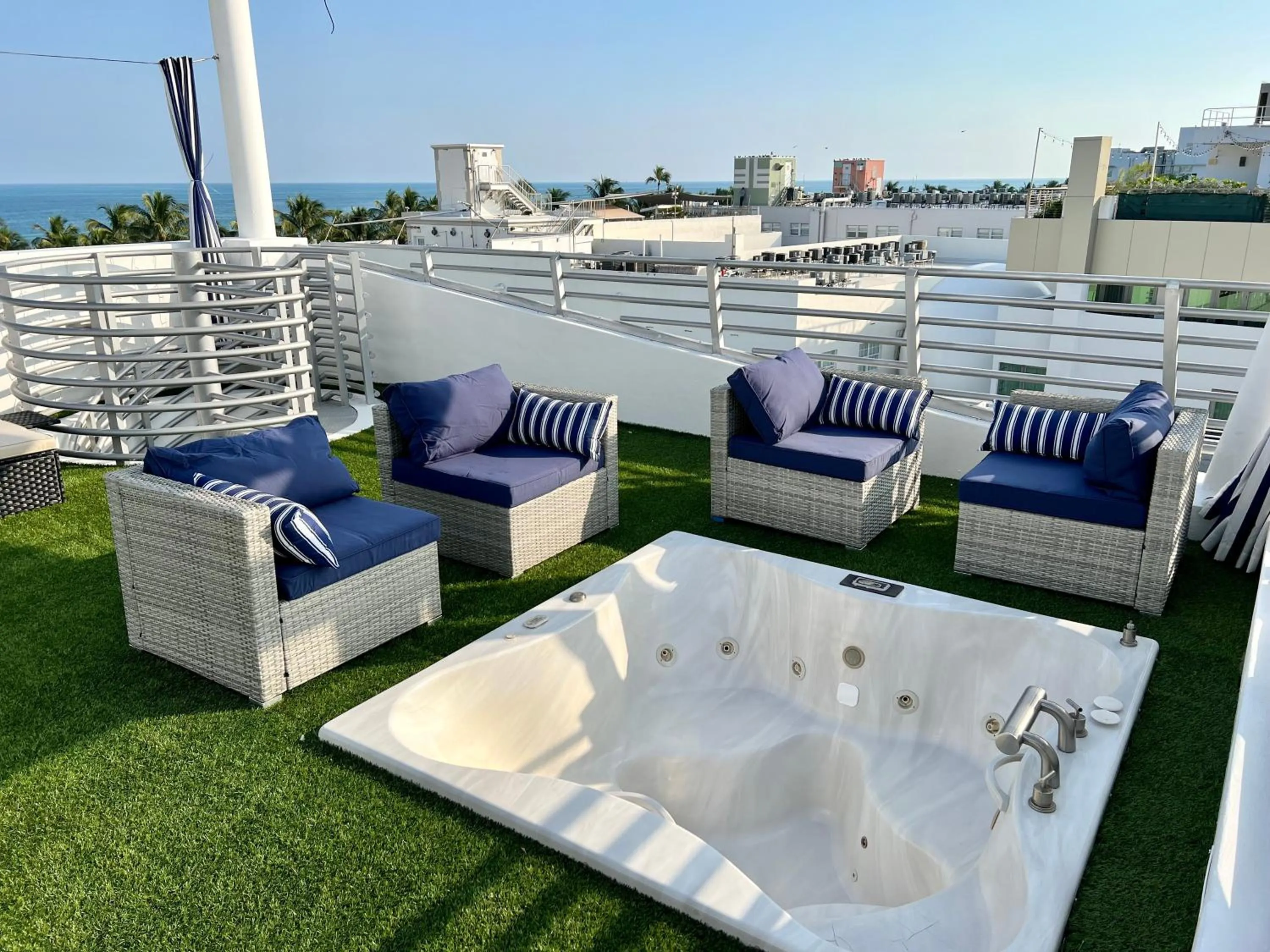 Hot Tub in Boutique Suites 3 min walk to beach