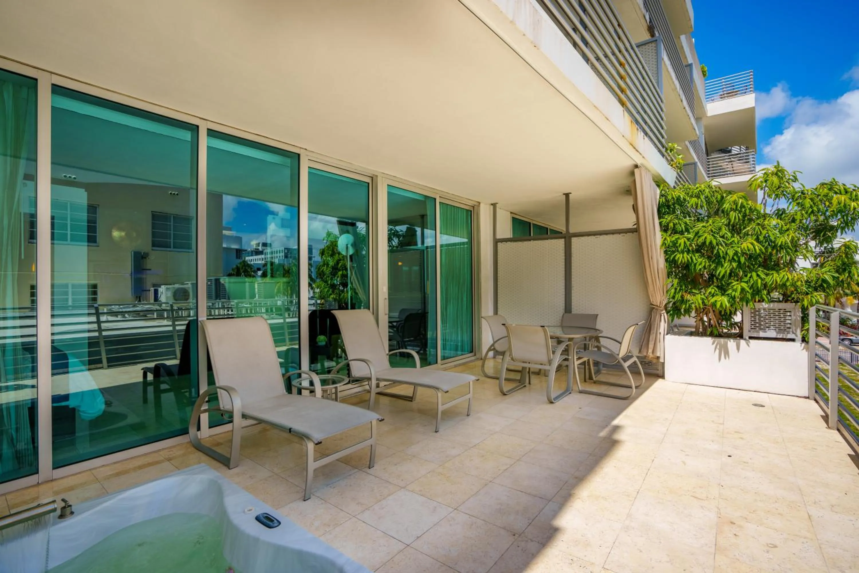 Hot Tub in Boutique Suites 3 min walk to beach