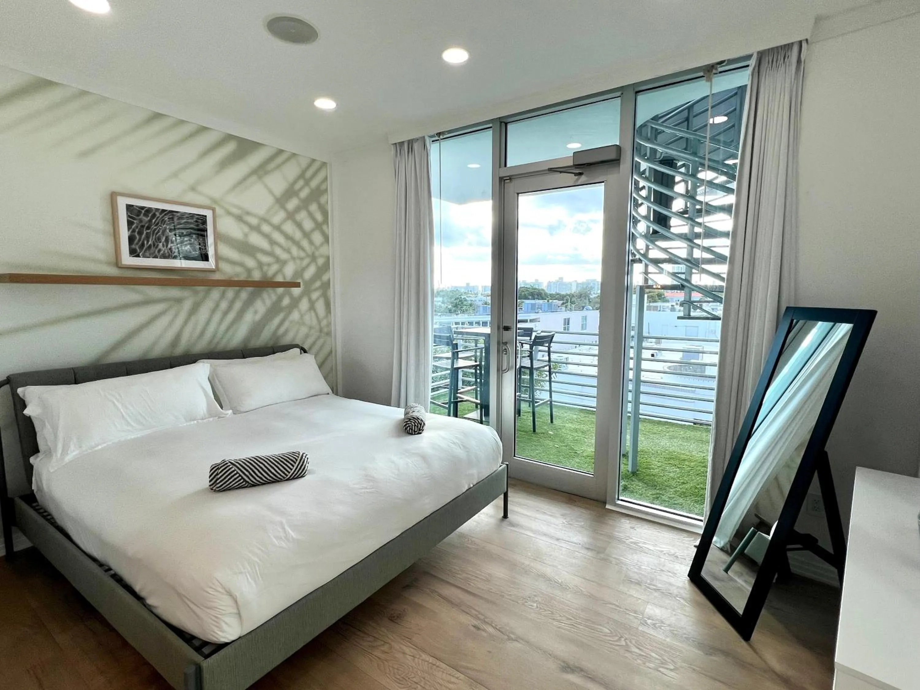 Bed in Boutique Suites 3 min walk to beach