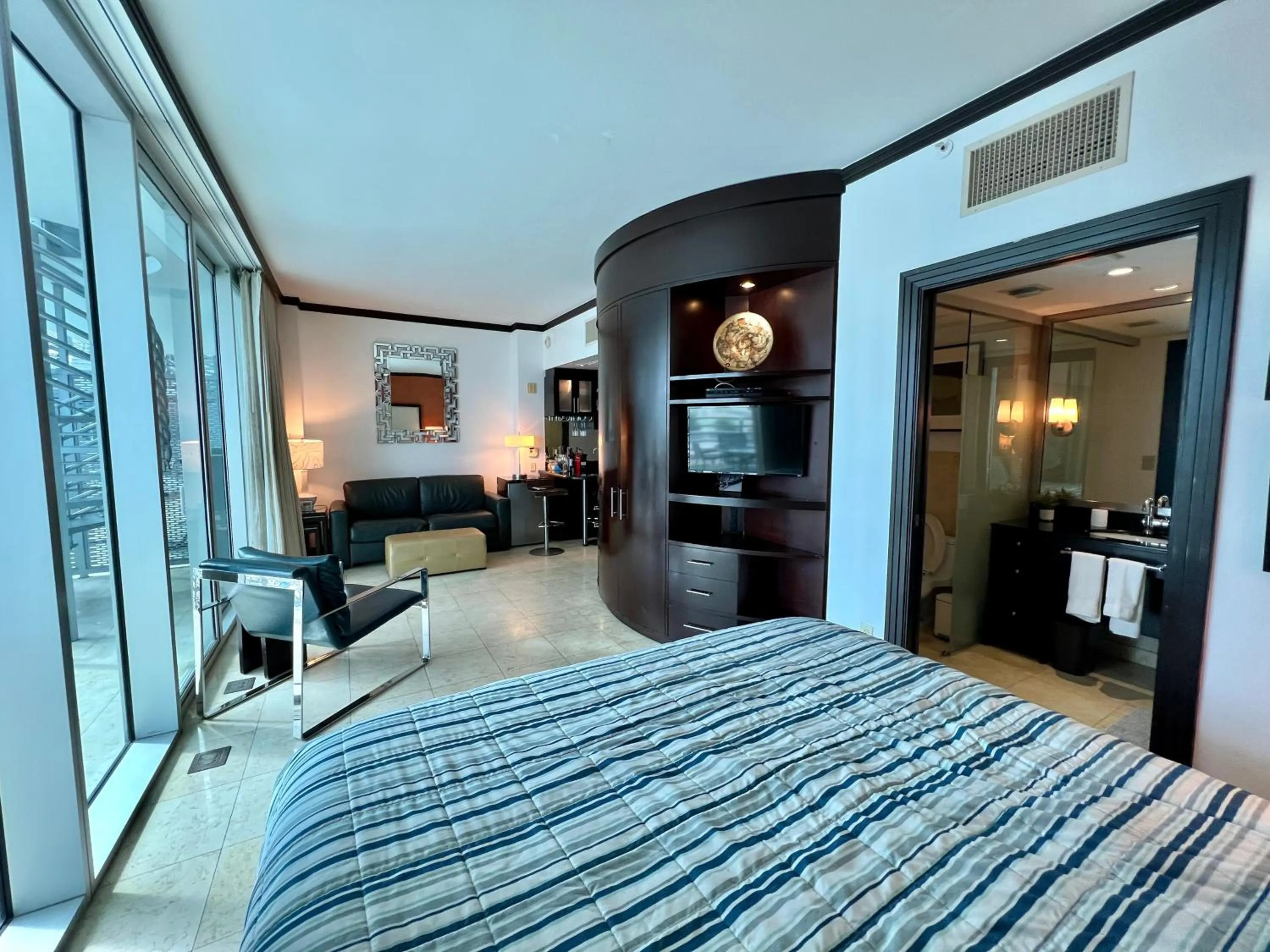 TV and multimedia, Bed in Boutique Suites 3 min walk to beach