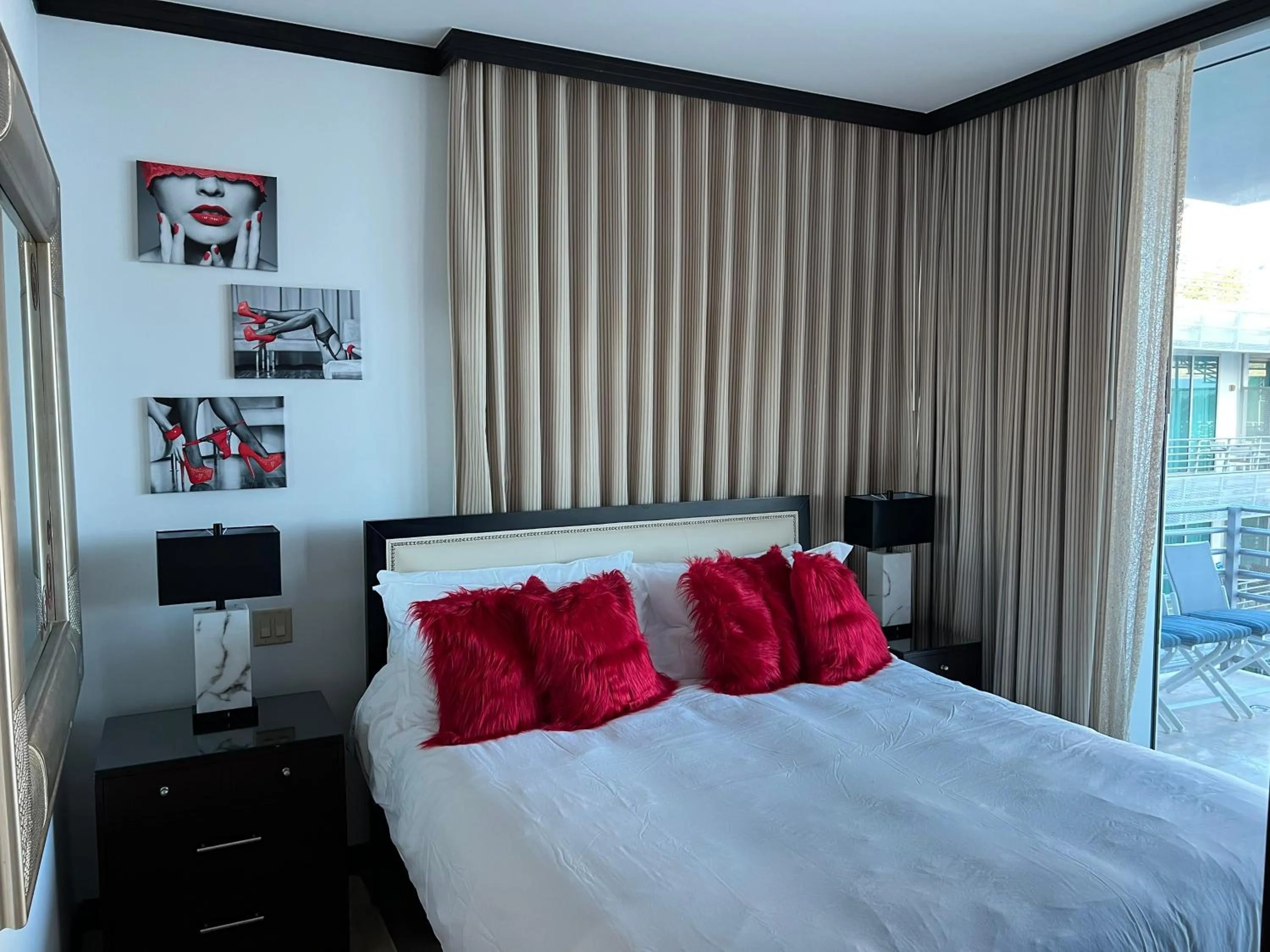 Bed in Boutique Suites 3 min walk to beach