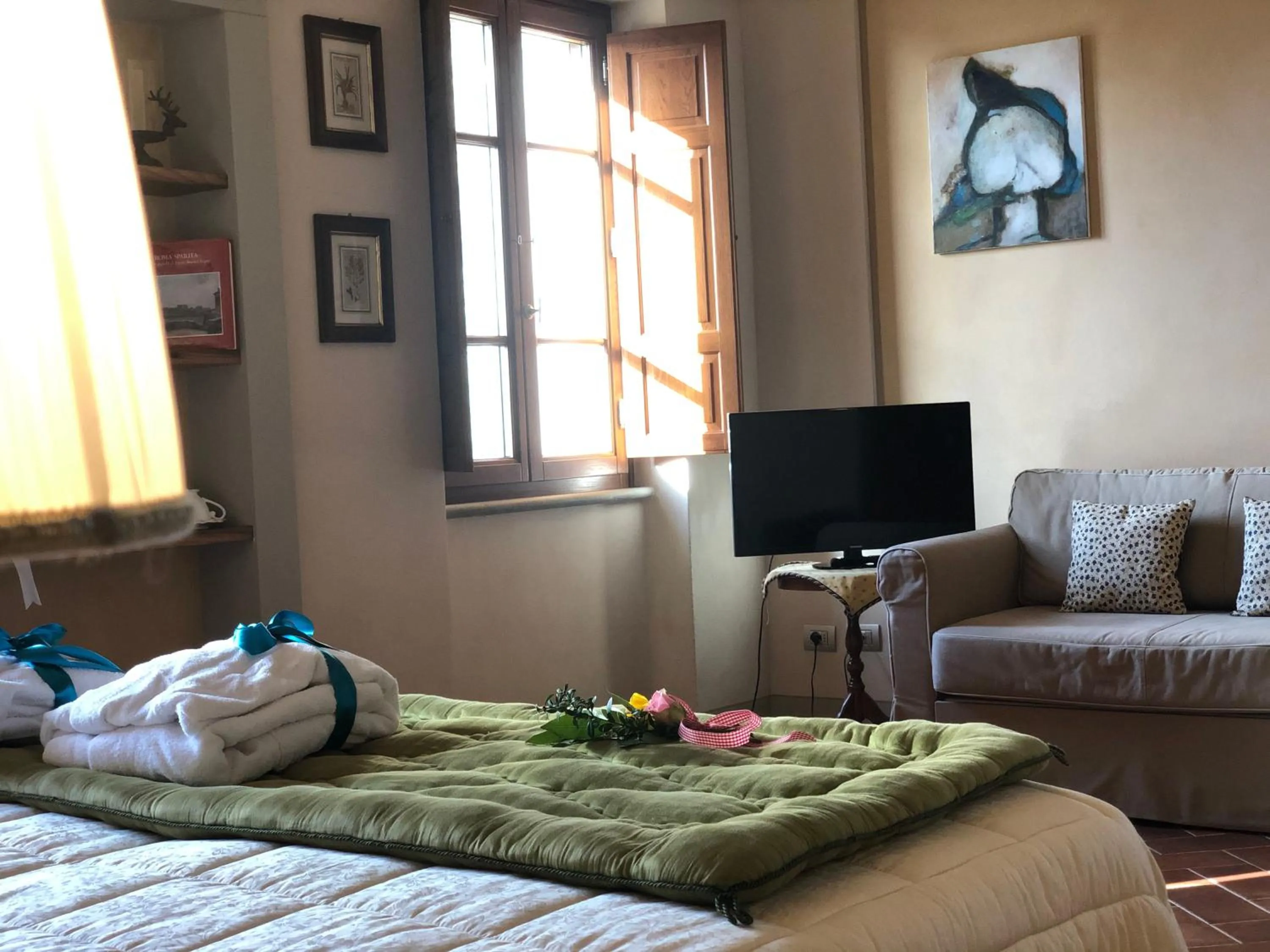 Living room, Bed in La Cantina Relais - Fattoria Il Cipresso