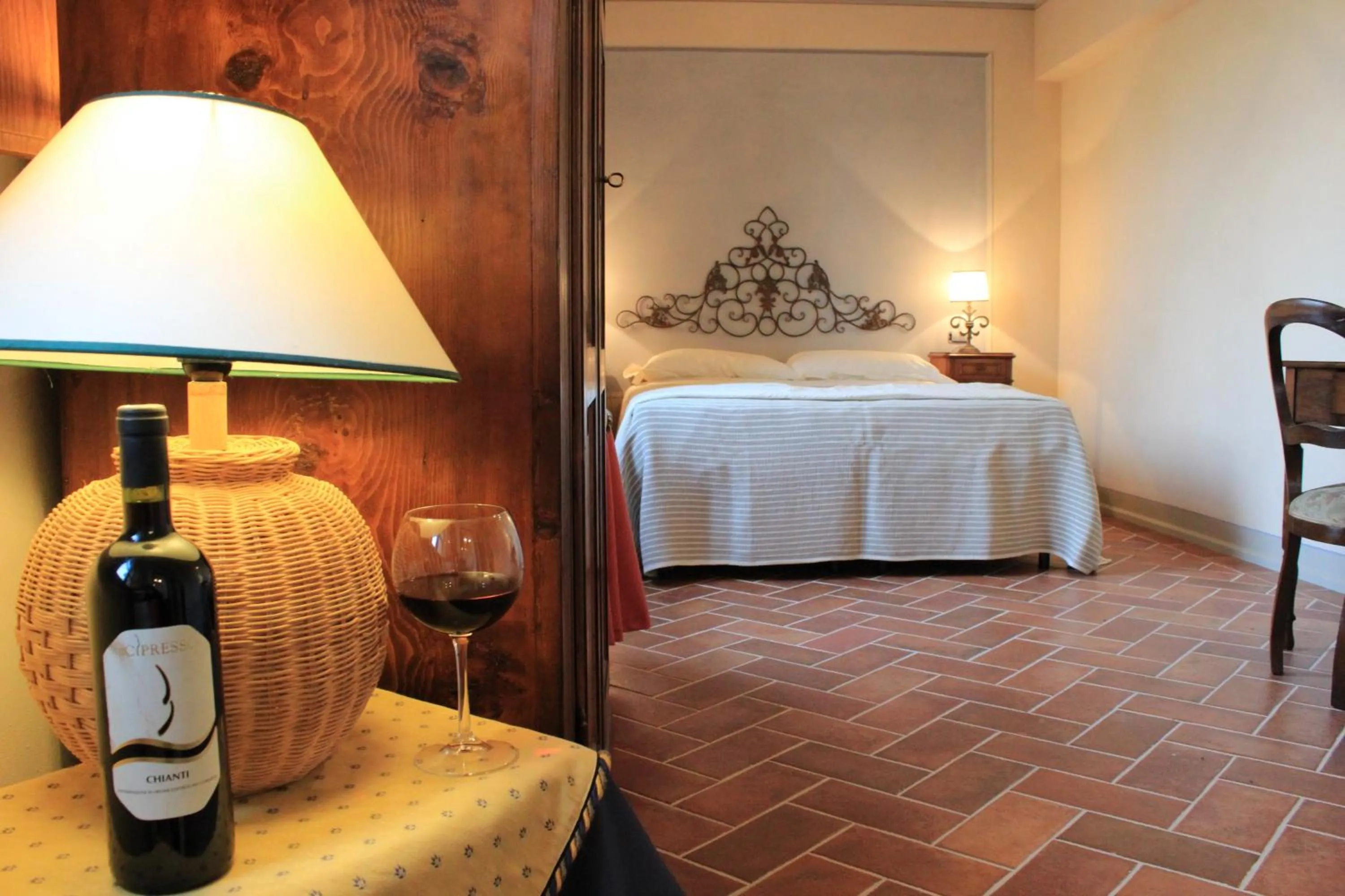 Seating area, Bed in La Cantina Relais - Fattoria Il Cipresso