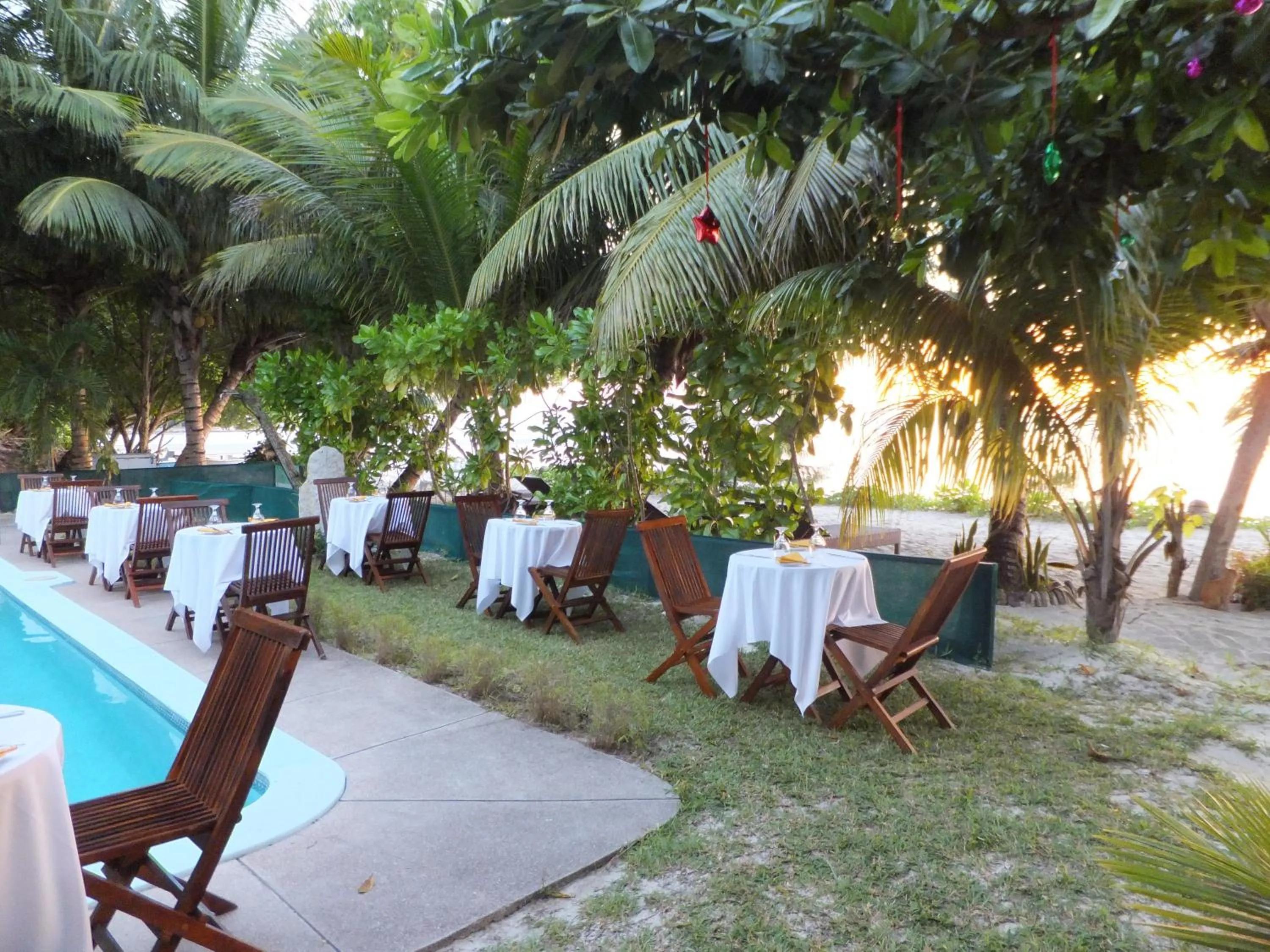 Restaurant/places to eat in Palm Beach Hotel