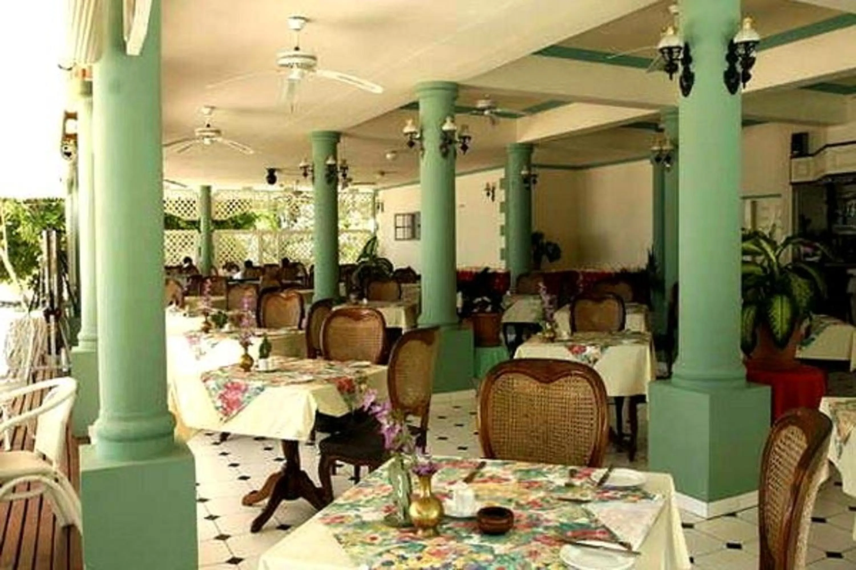 Restaurant/places to eat in Palm Beach Hotel