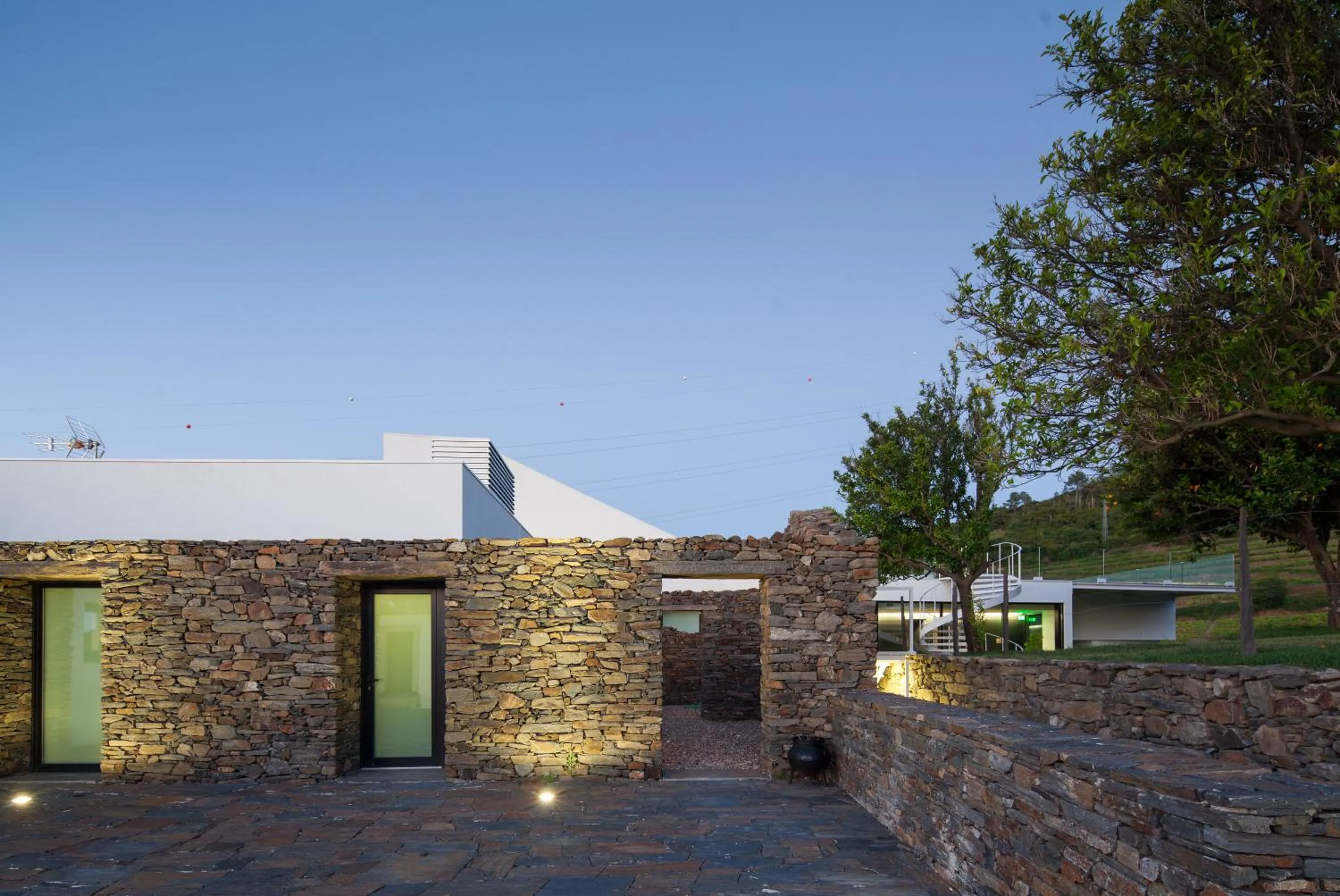 Facade/entrance in Quinta De Casaldronho Wine Hotel